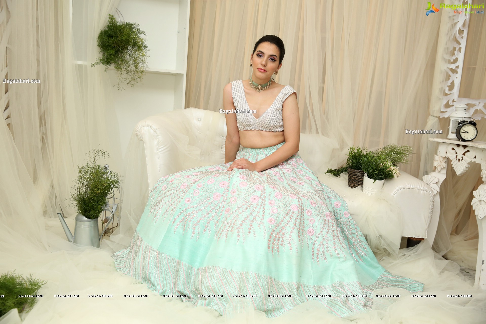 Sania Diyar Showcases Fashion Designer Varun Chakkilam's Collection - HD Gallery