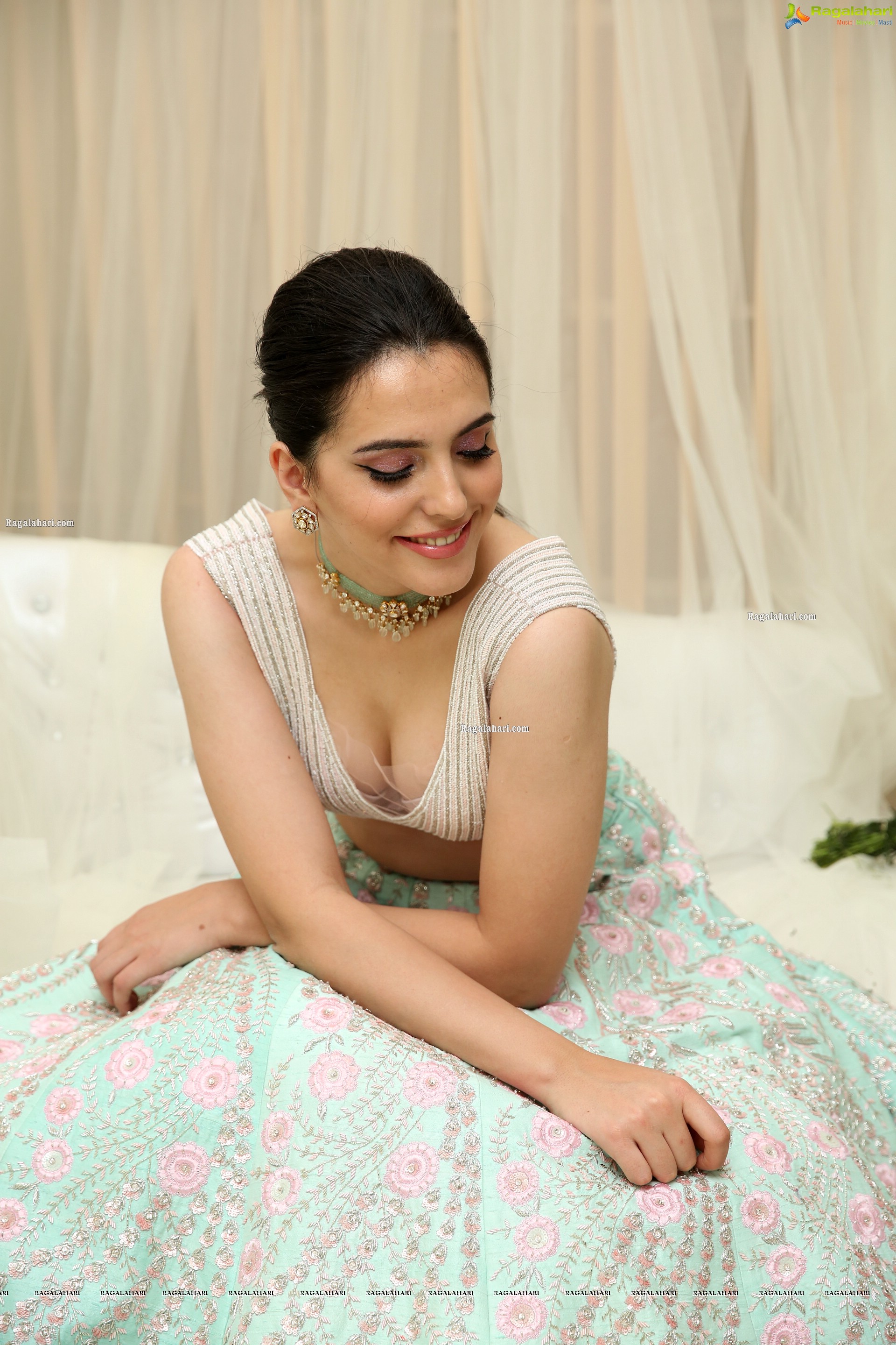 Sania Diyar Showcases Fashion Designer Varun Chakkilam's Collection - HD Gallery