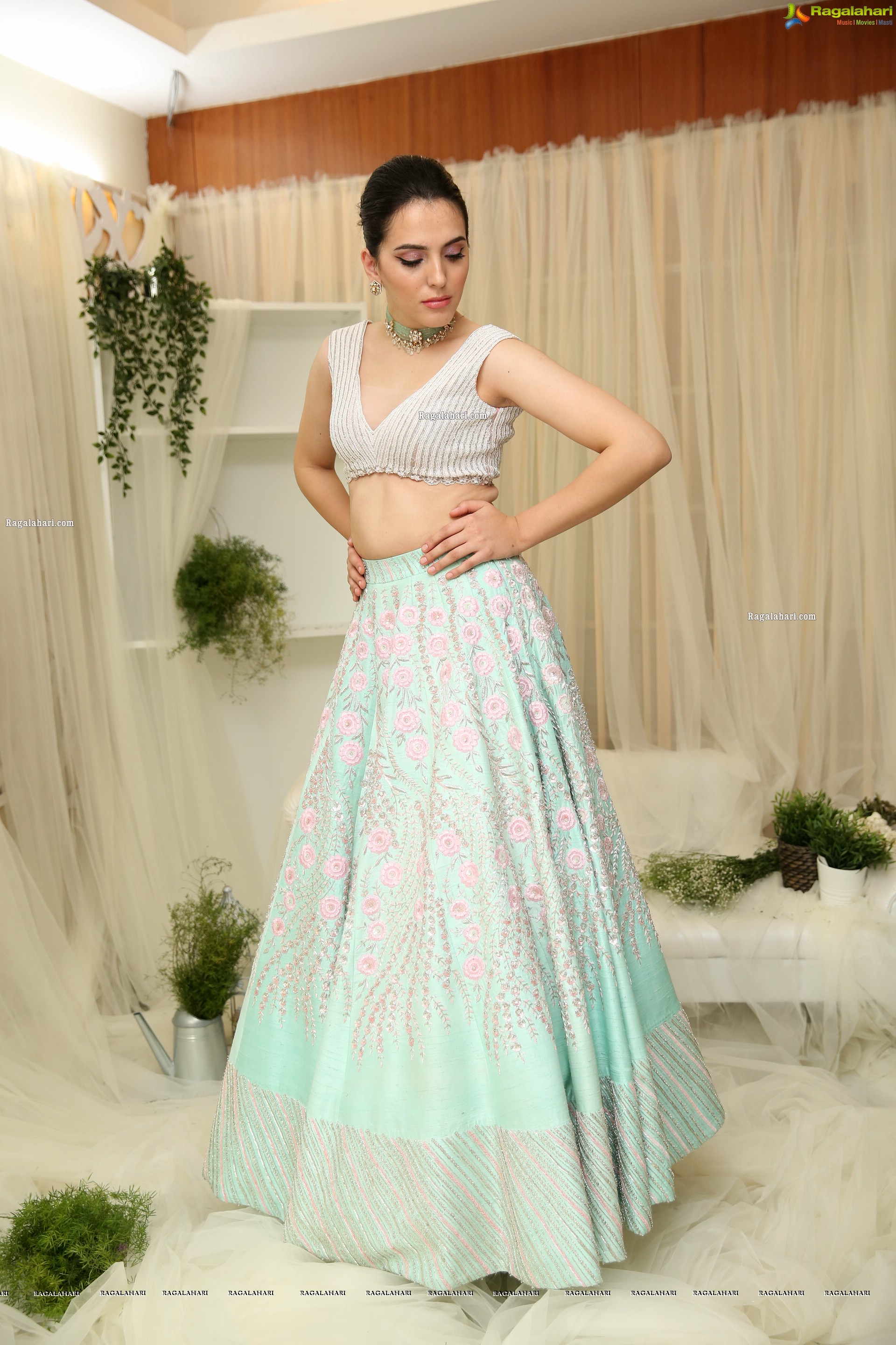 Sania Diyar Showcases Fashion Designer Varun Chakkilam's Collection - HD Gallery