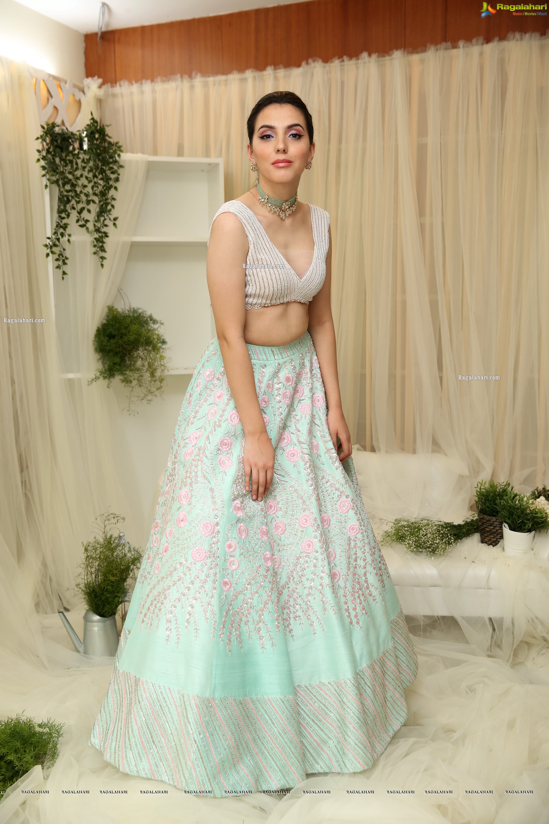 Sania Diyar Showcases Fashion Designer Varun Chakkilam's Collection - HD Gallery