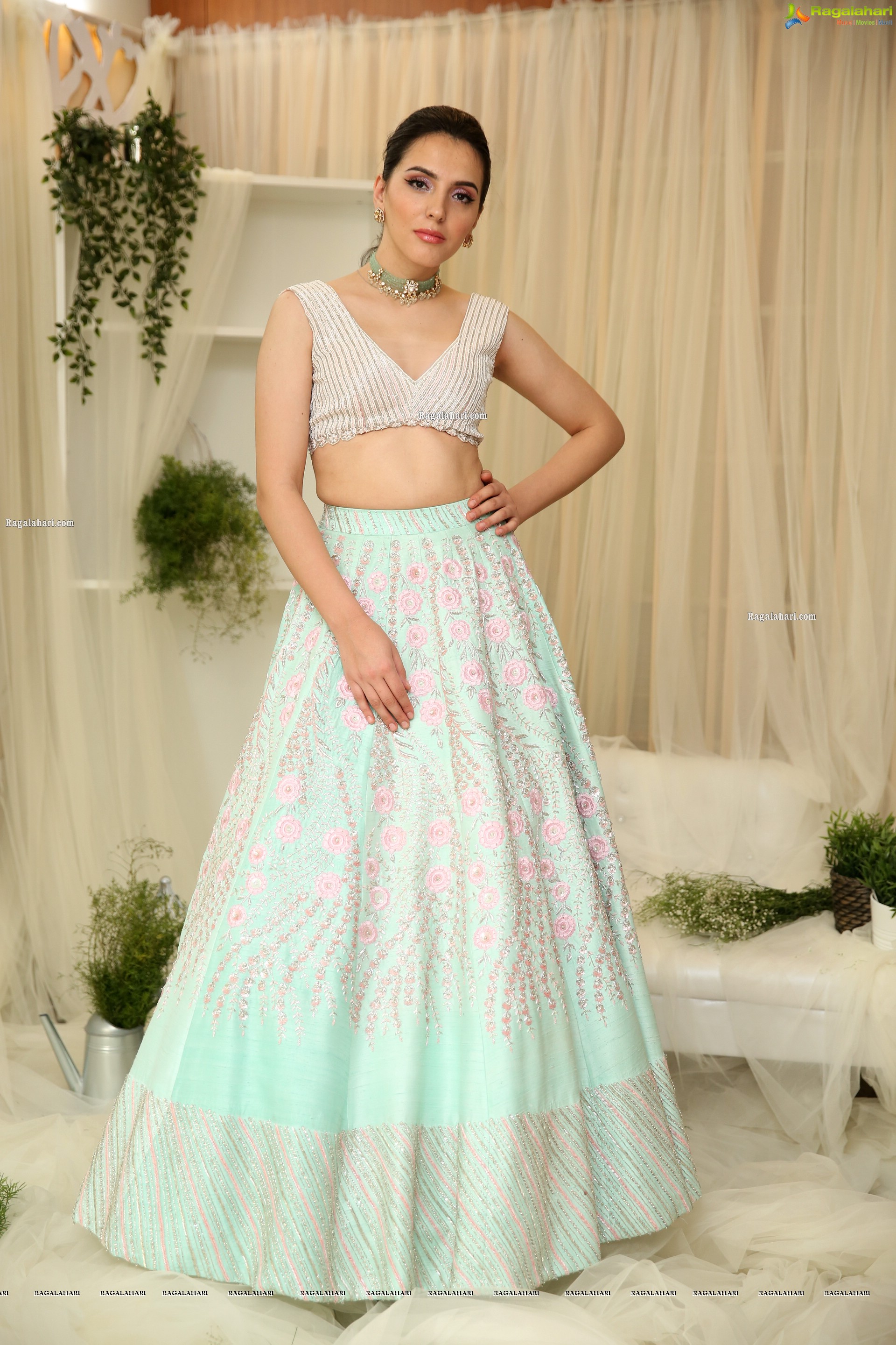 Sania Diyar Showcases Fashion Designer Varun Chakkilam's Collection - HD Gallery