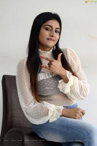 Akshatha Srinivas at Surabhi 70MM Movie Interview