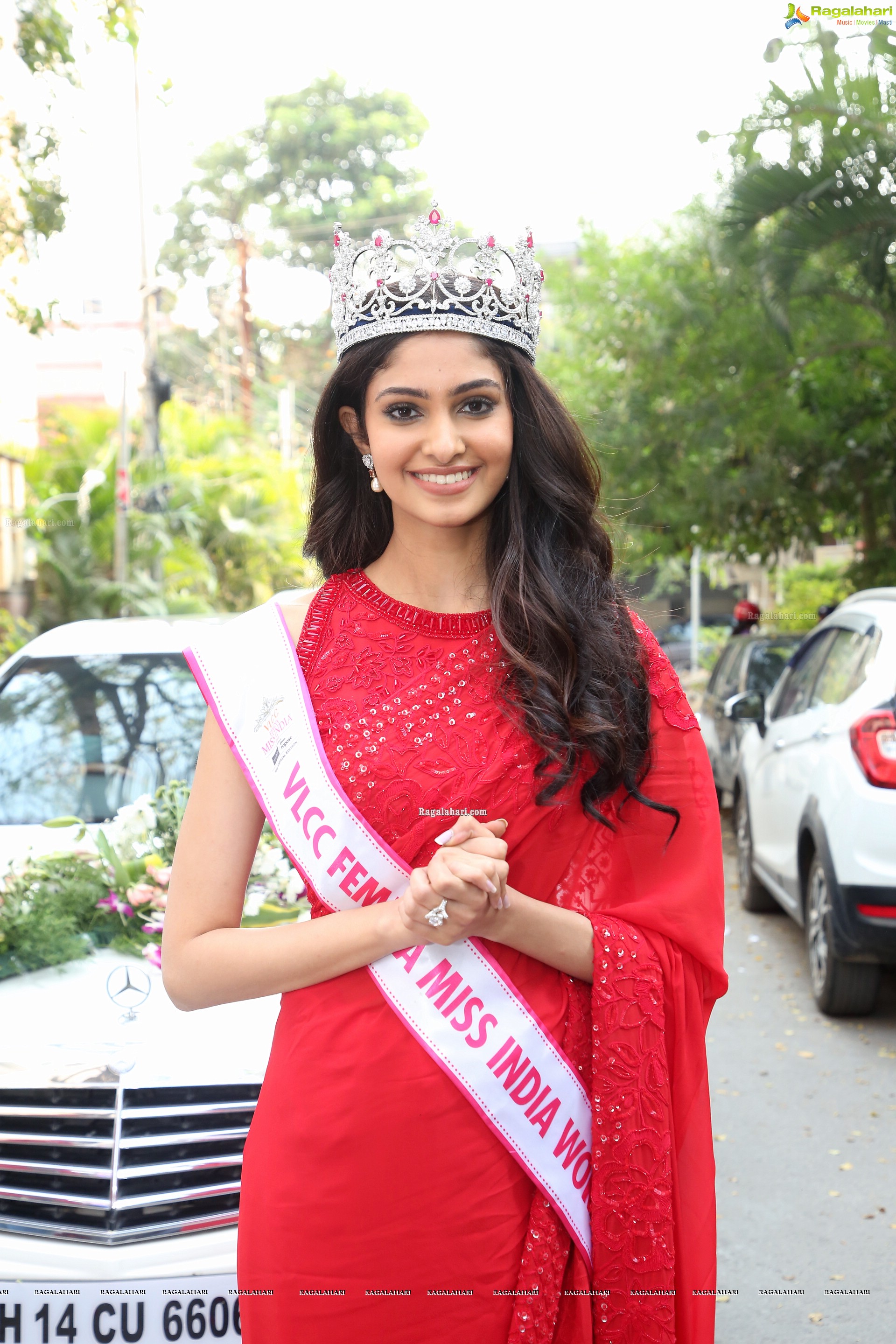 Femina Miss Miss India world 2020 Manasa Varanasi at Welcome Party at Home After Winning The Title