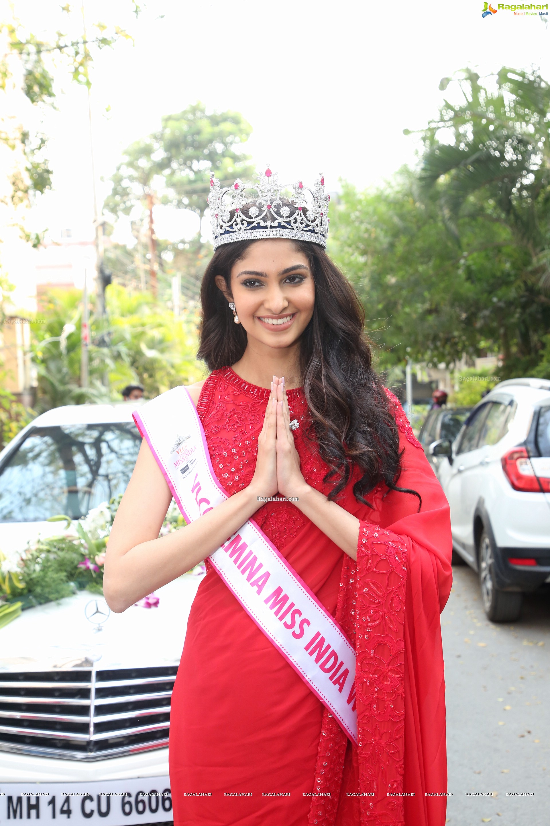 Femina Miss Miss India world 2020 Manasa Varanasi at Welcome Party at Home After Winning The Title