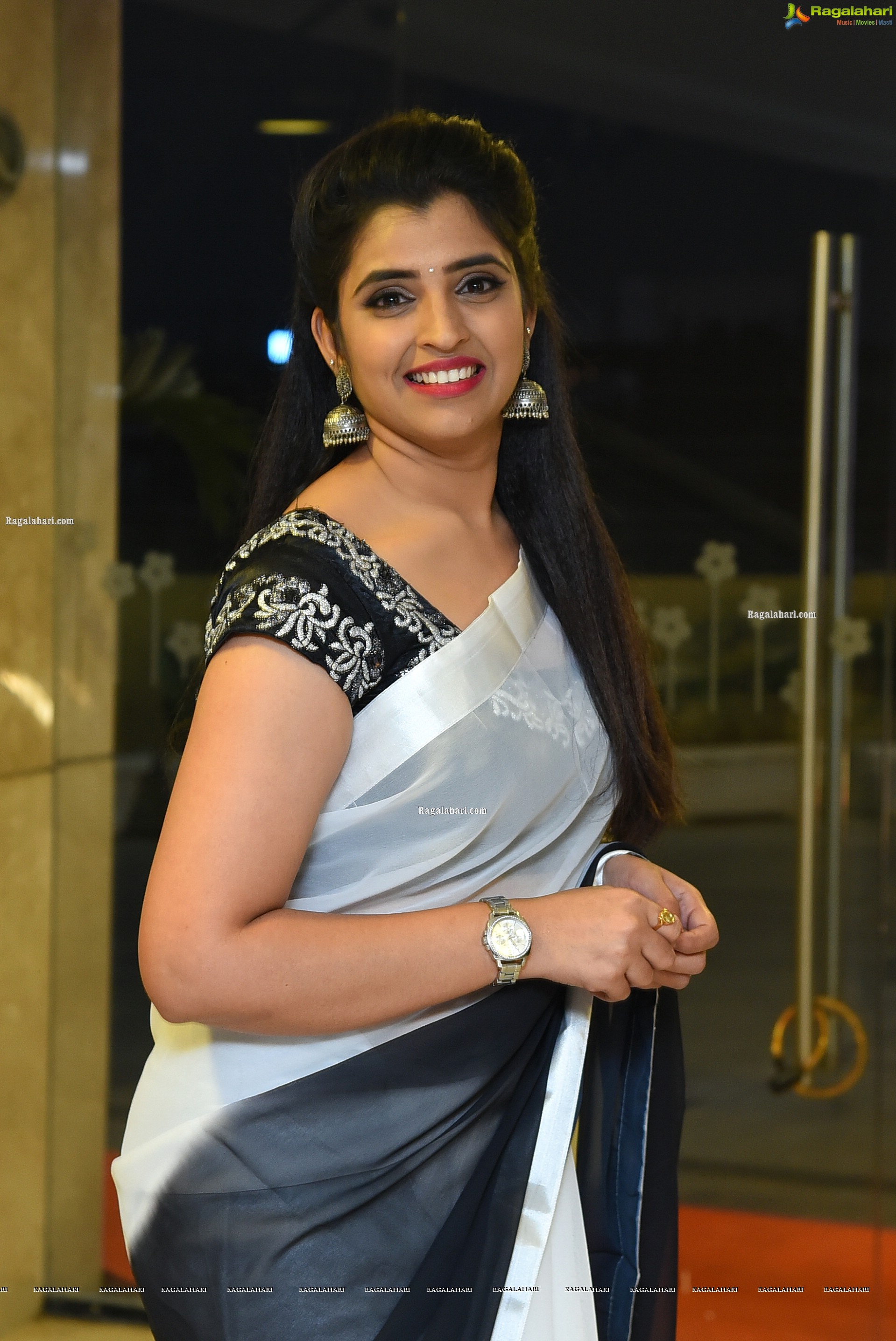 Anchor Syamala in Black and White Chiffon Saree, HD Photo Gallery