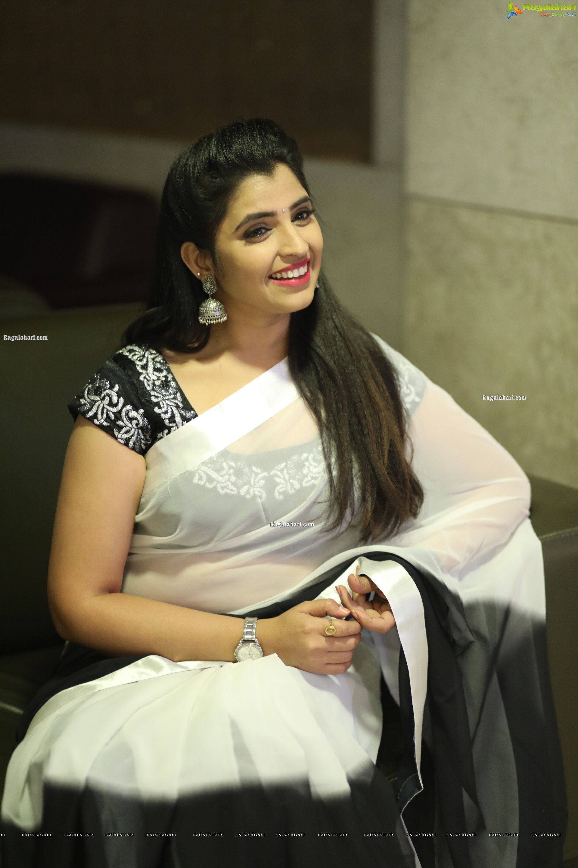 Anchor Syamala in Black and White Chiffon Saree, HD Photo Gallery