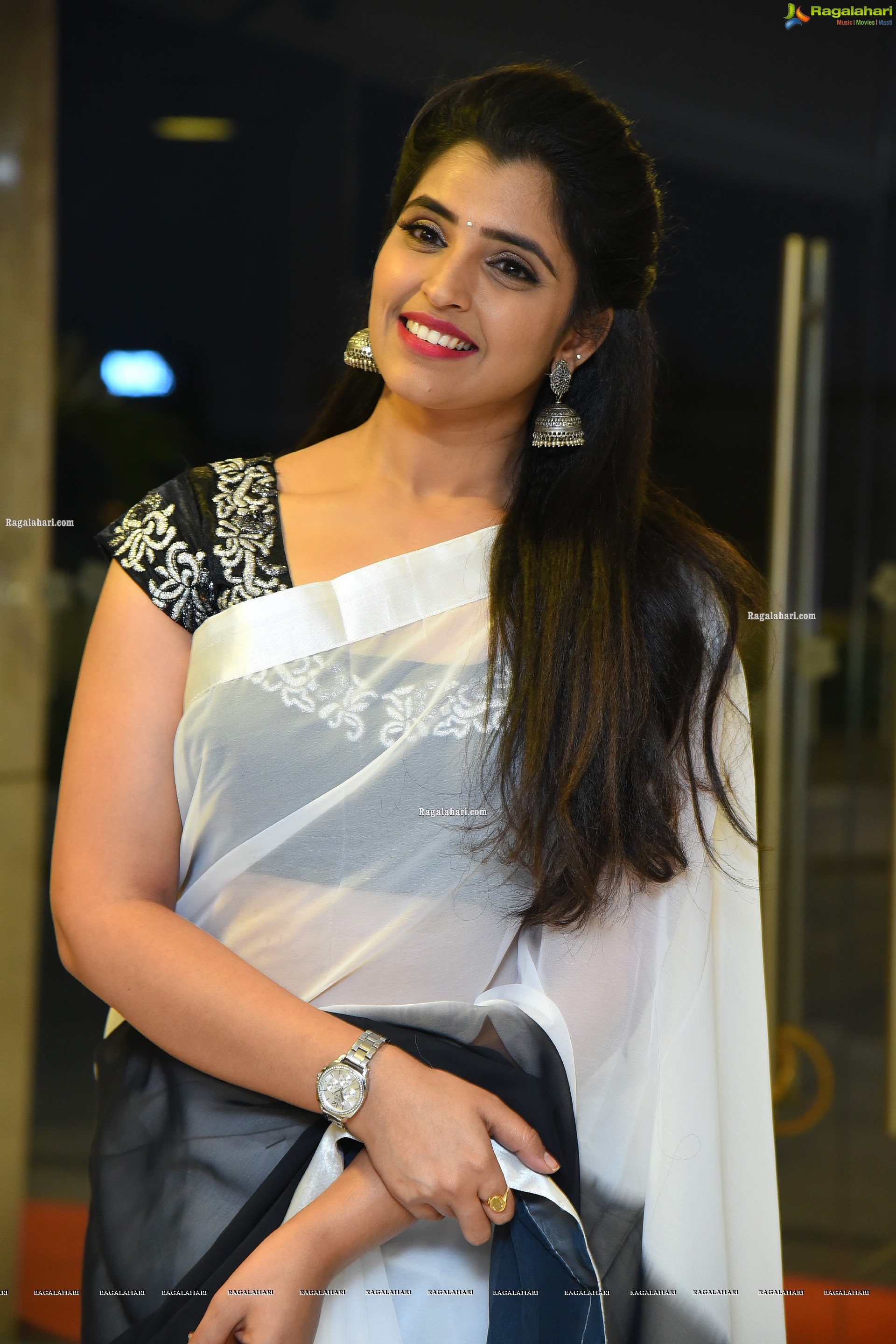 Anchor Syamala in Black and White Chiffon Saree, HD Photo Gallery