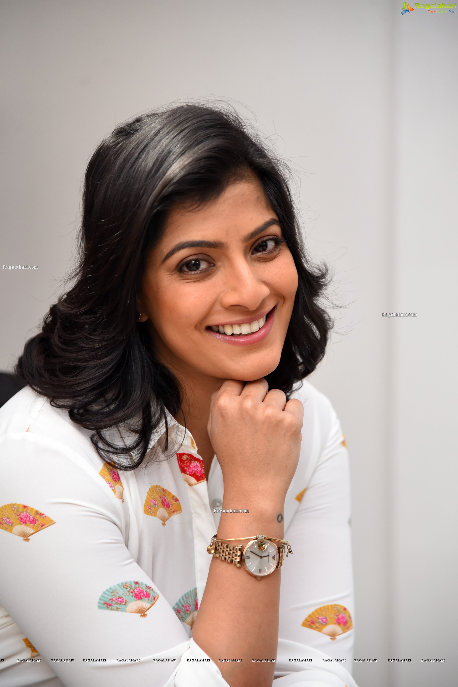 Varalaxmi Sarathkumar at Naandhi Movie Interview, HD Photo Gallery