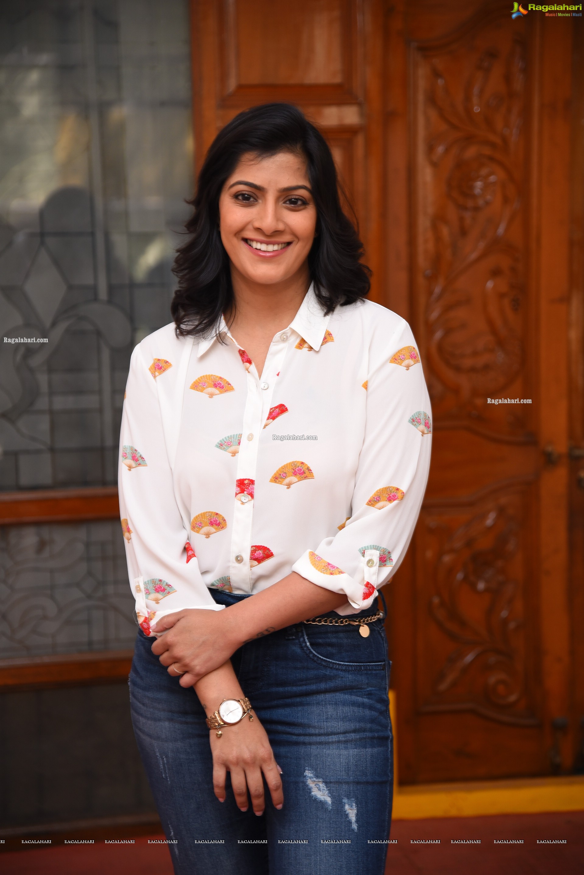 Varalaxmi Sarathkumar at Naandhi Movie Interview, HD Photo Gallery