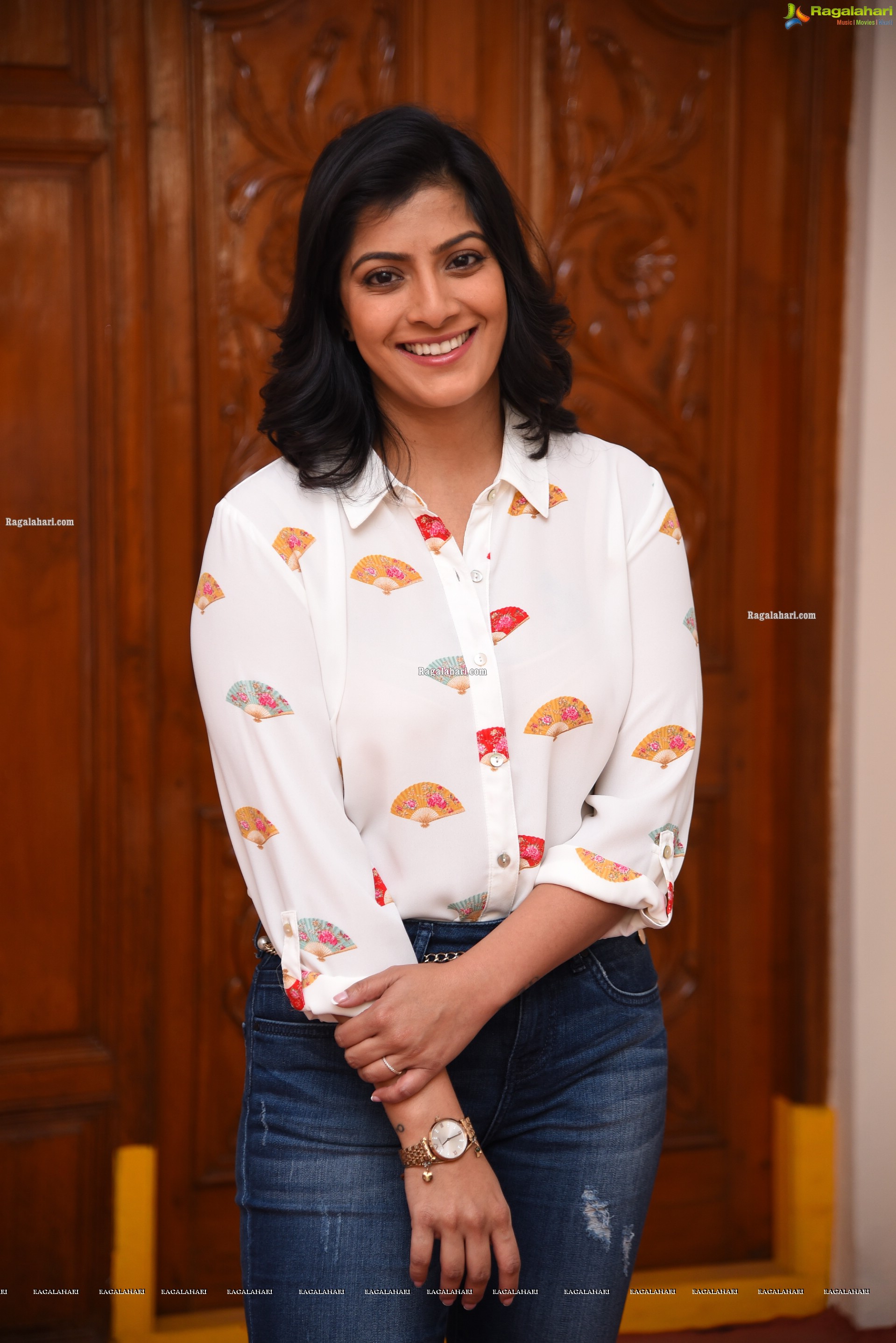 Varalaxmi Sarathkumar at Naandhi Movie Interview, HD Photo Gallery