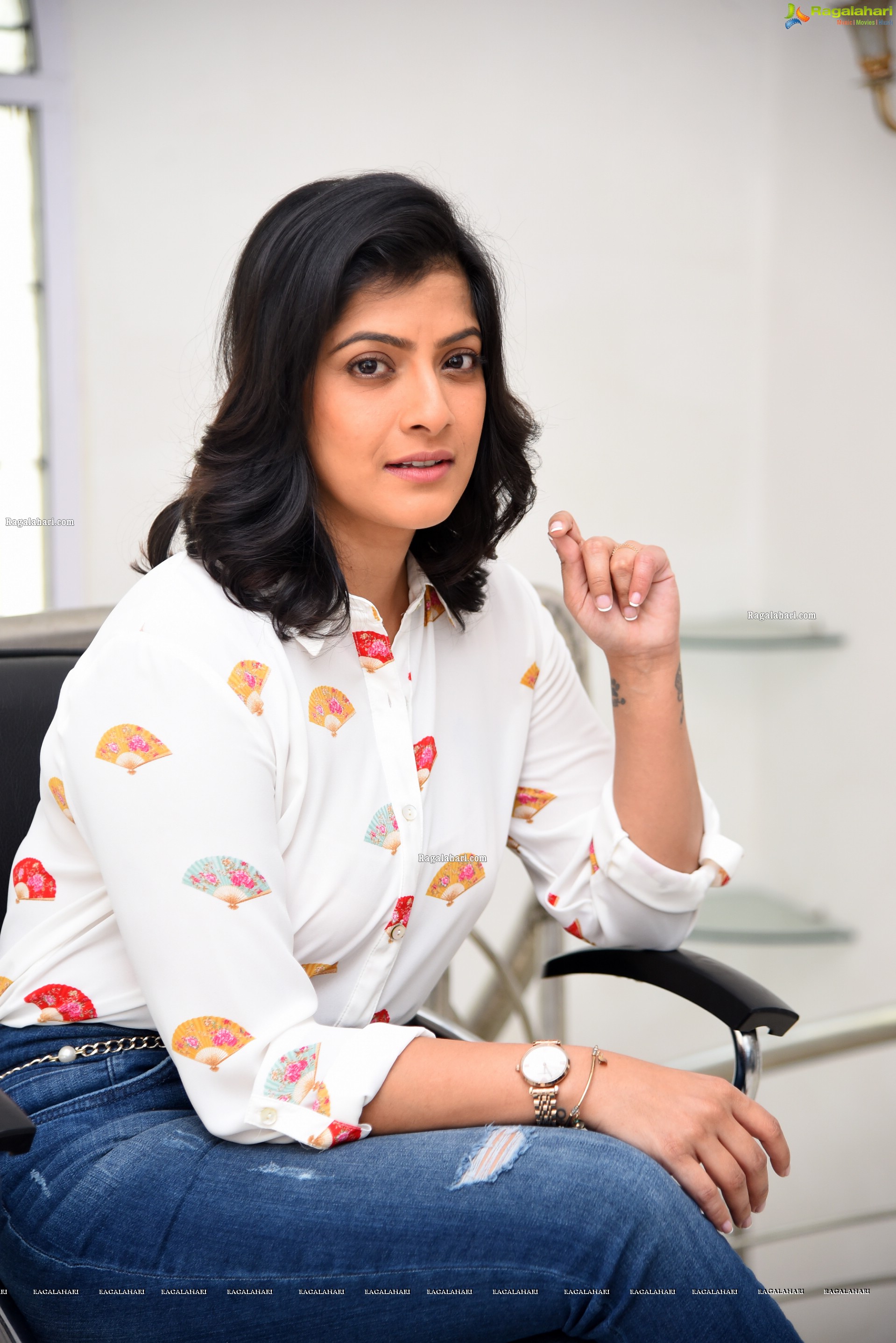 Varalaxmi Sarathkumar at Naandhi Movie Interview, HD Photo Gallery