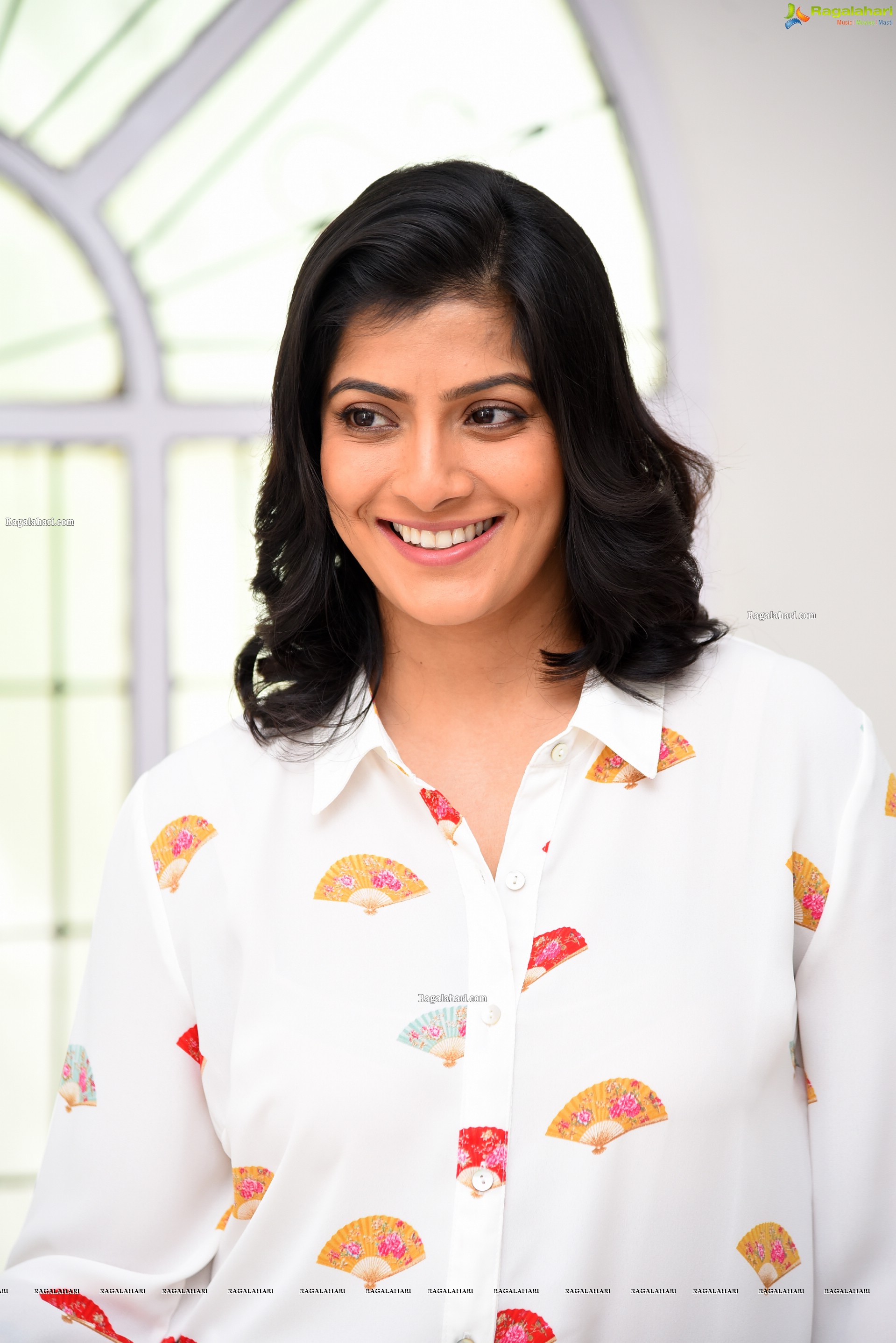 Varalaxmi Sarathkumar at Naandhi Movie Interview, HD Photo Gallery