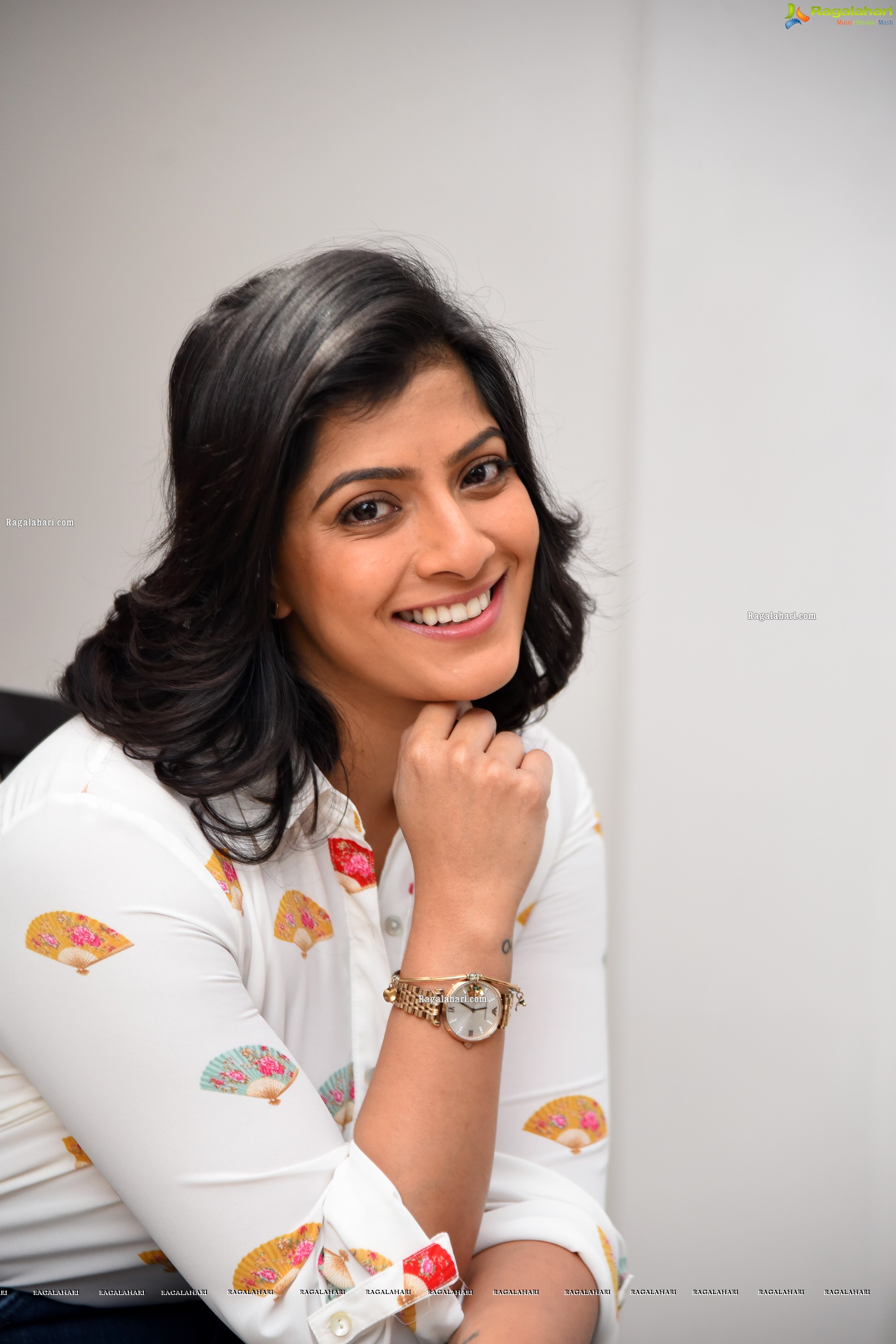 Varalaxmi Sarathkumar at Naandhi Movie Interview, HD Photo Gallery