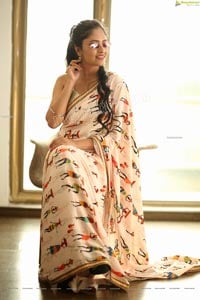 Sanya Thakur in Cream Printed Classic Saree