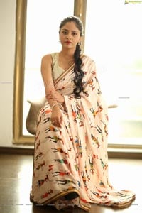 Sanya Thakur in Cream Printed Classic Saree