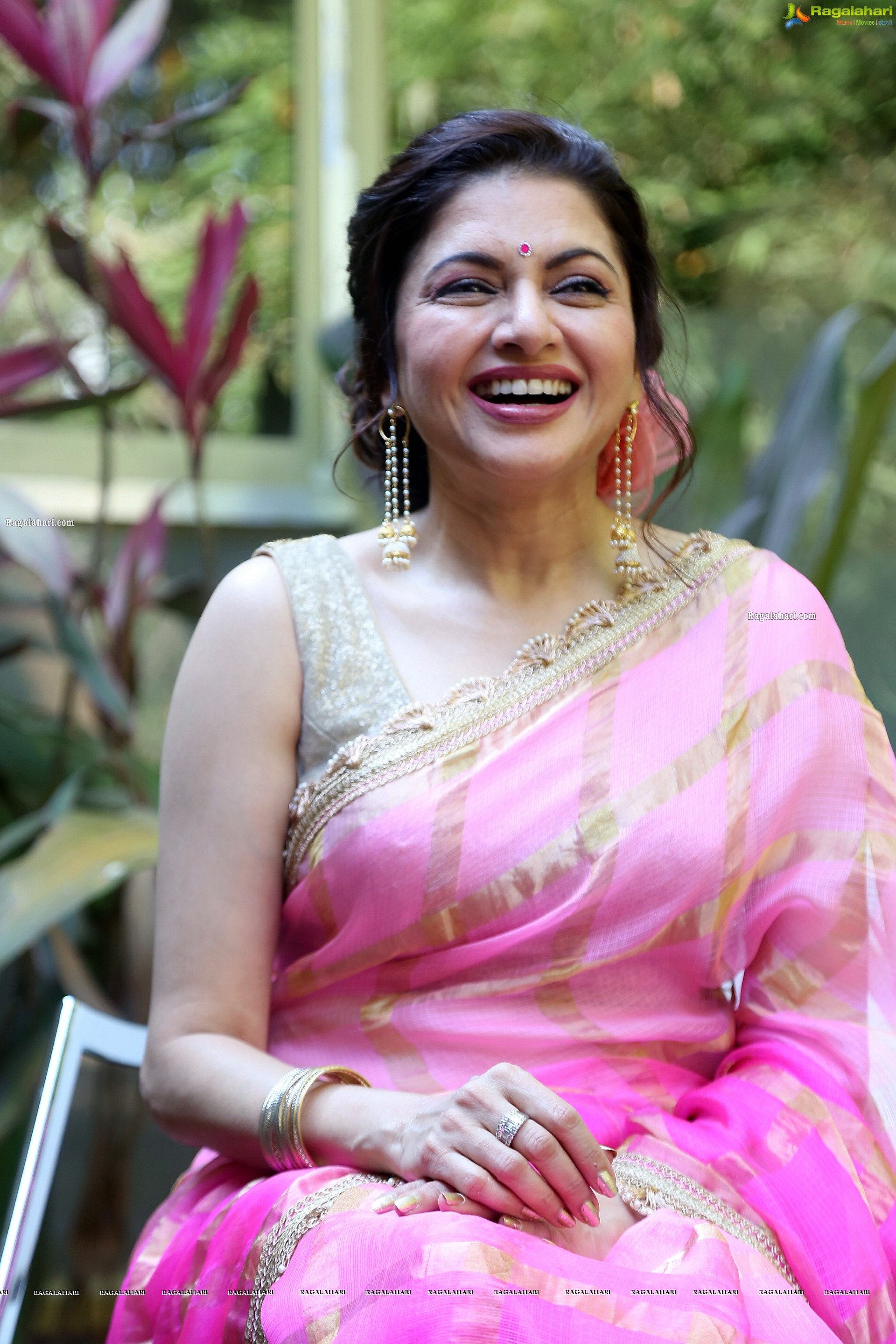 Bhagyashree at Radhe Shyam Movie Interview, HD Photo Gallery