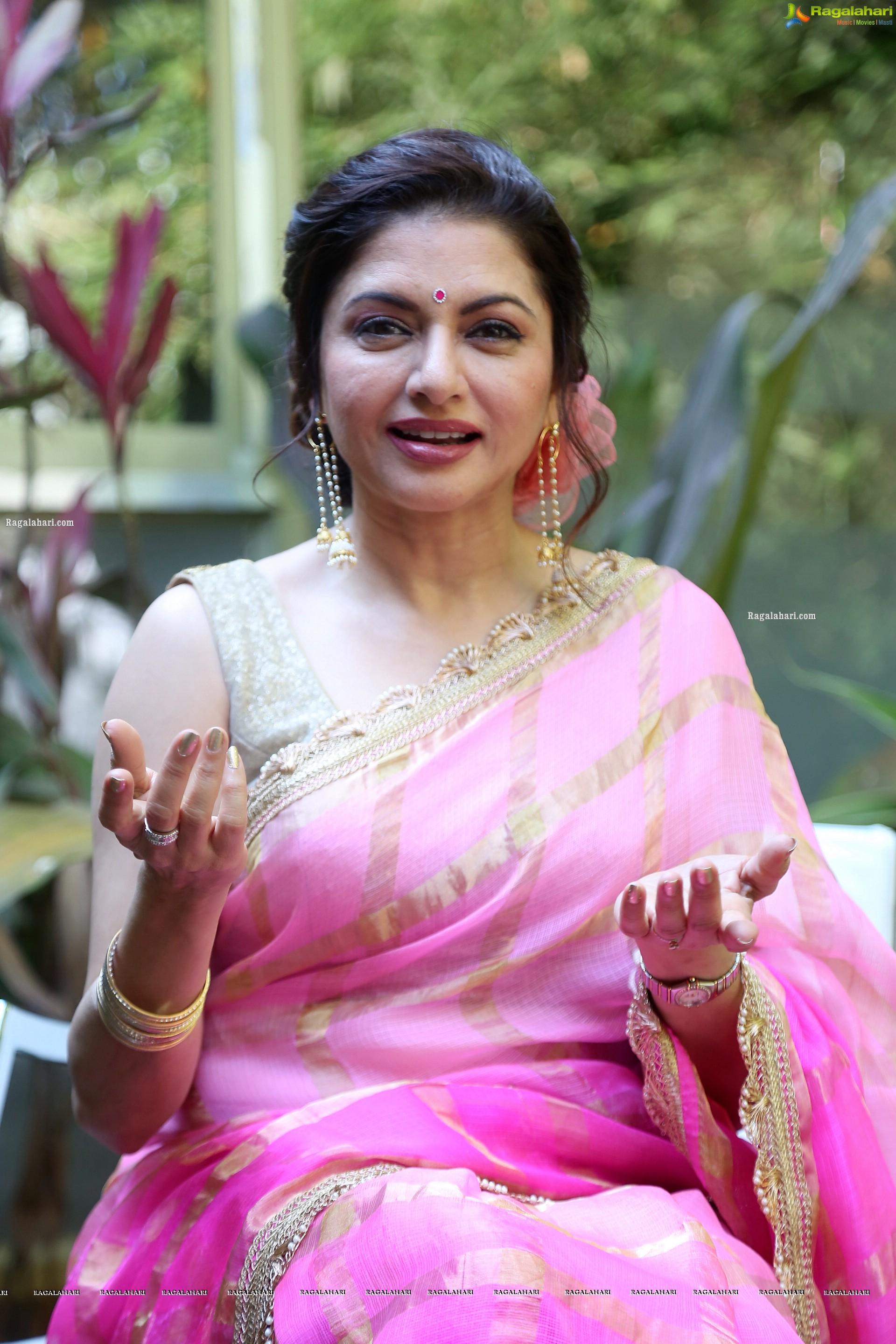 Bhagyashree at Radhe Shyam Movie Interview, HD Photo Gallery