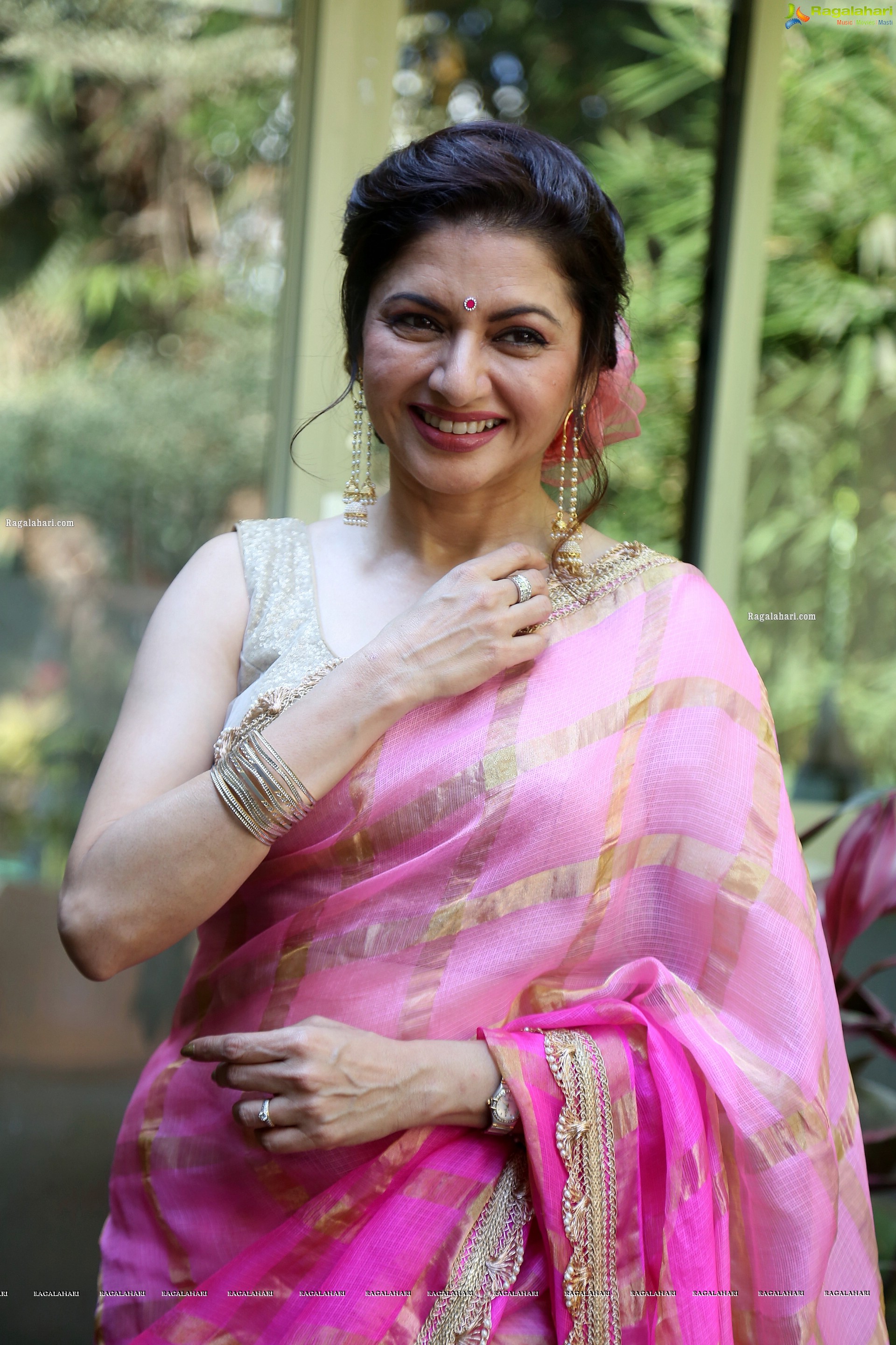 Bhagyashree at Radhe Shyam Movie Interview, HD Photo Gallery