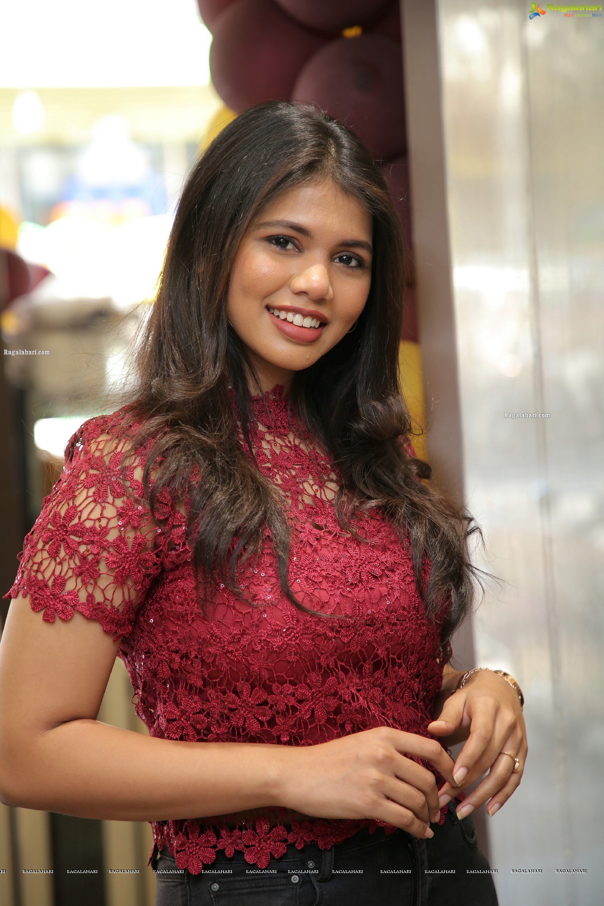 Divya Narni Latest Photoshoot Stills, HD Photo Gallery