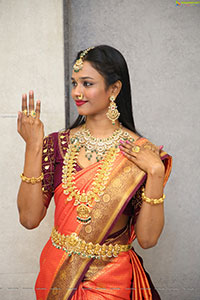 Rupa Poses With Traditional Jewellery