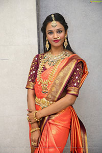 Rupa Poses With Traditional Jewellery