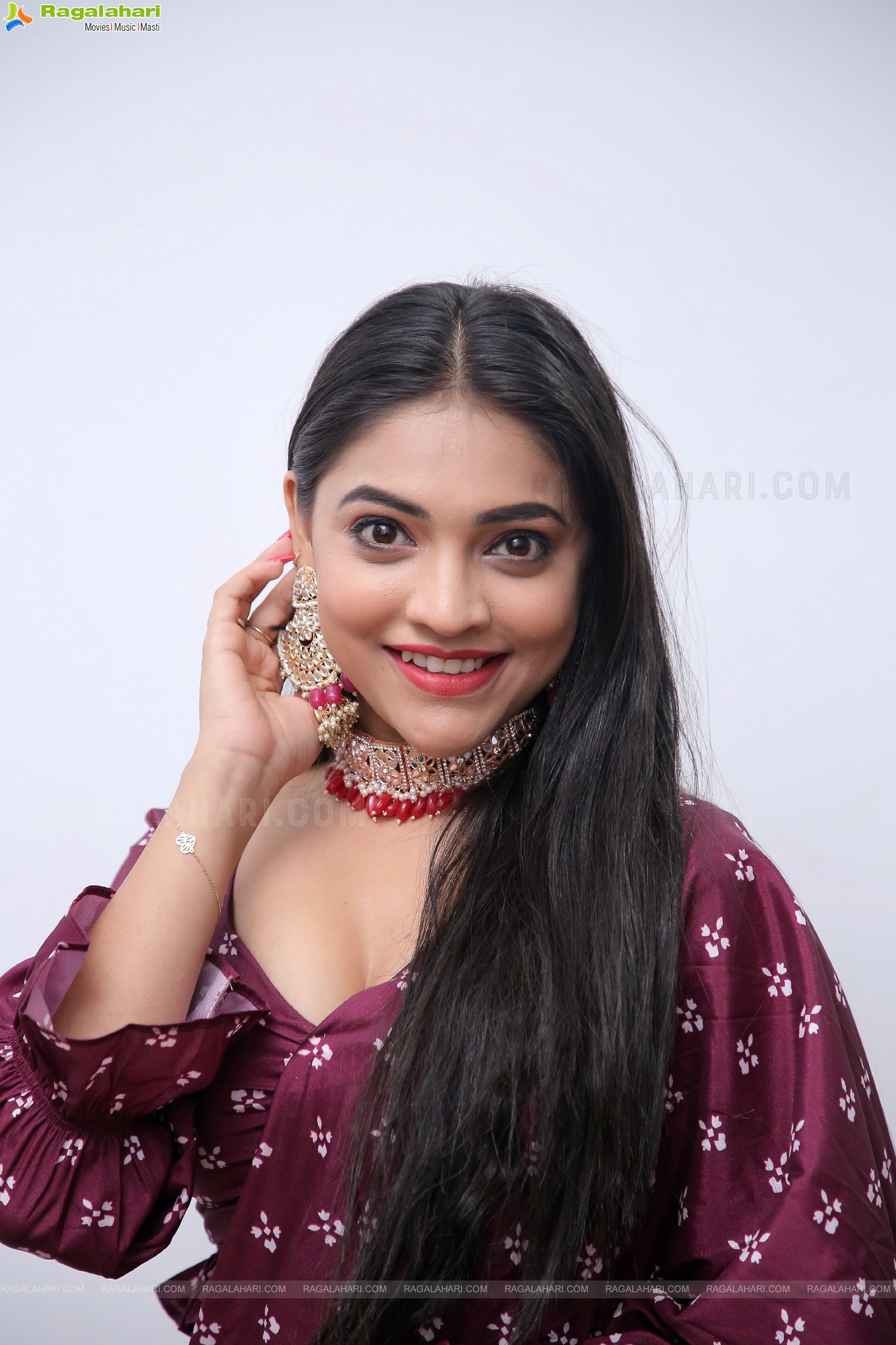 Ishwarya Vullingala Latest Stunning Stills, HD Photo Gallery