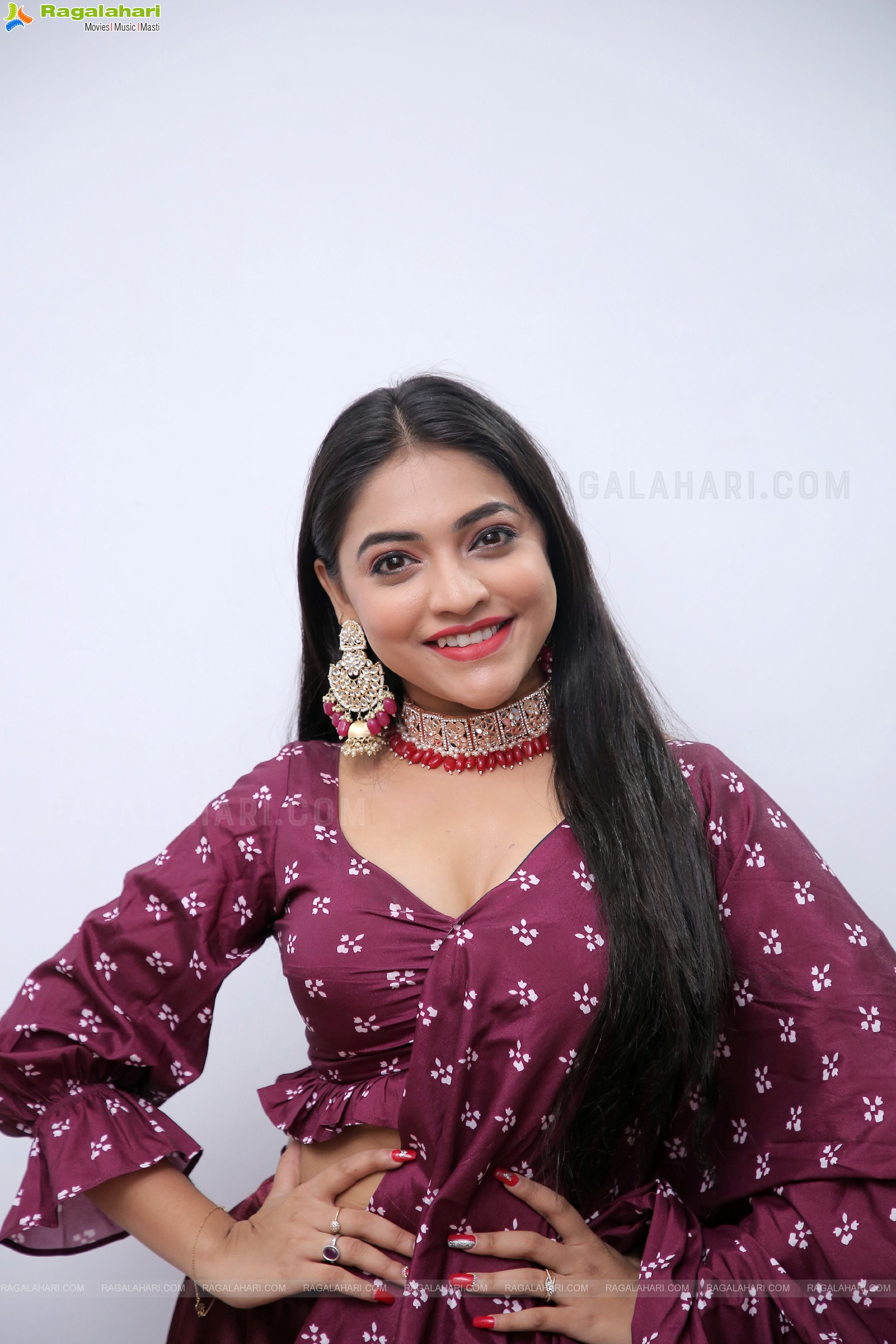 Ishwarya Vullingala Latest Stunning Stills, HD Photo Gallery