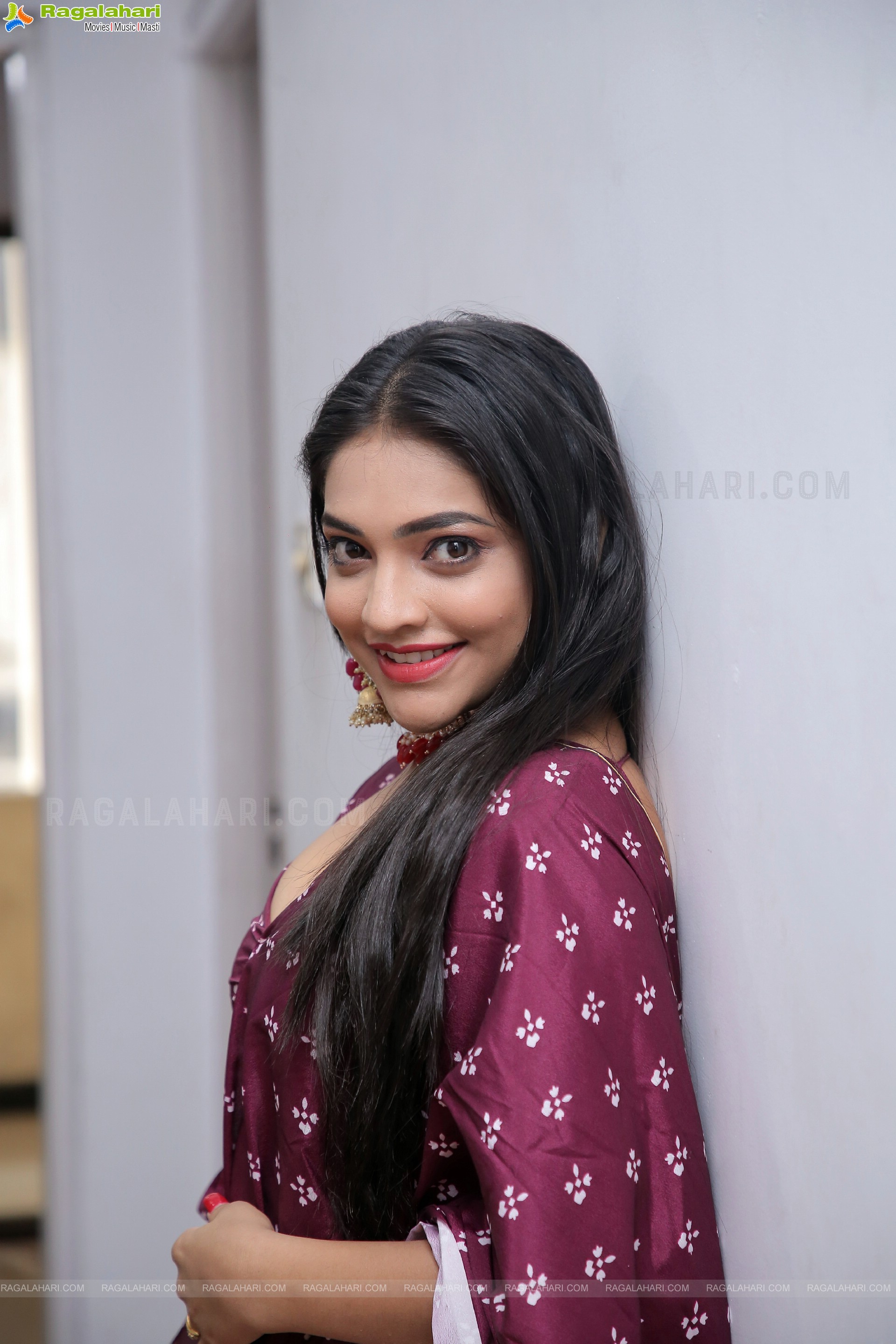 Ishwarya Vullingala Latest Stunning Stills, HD Photo Gallery