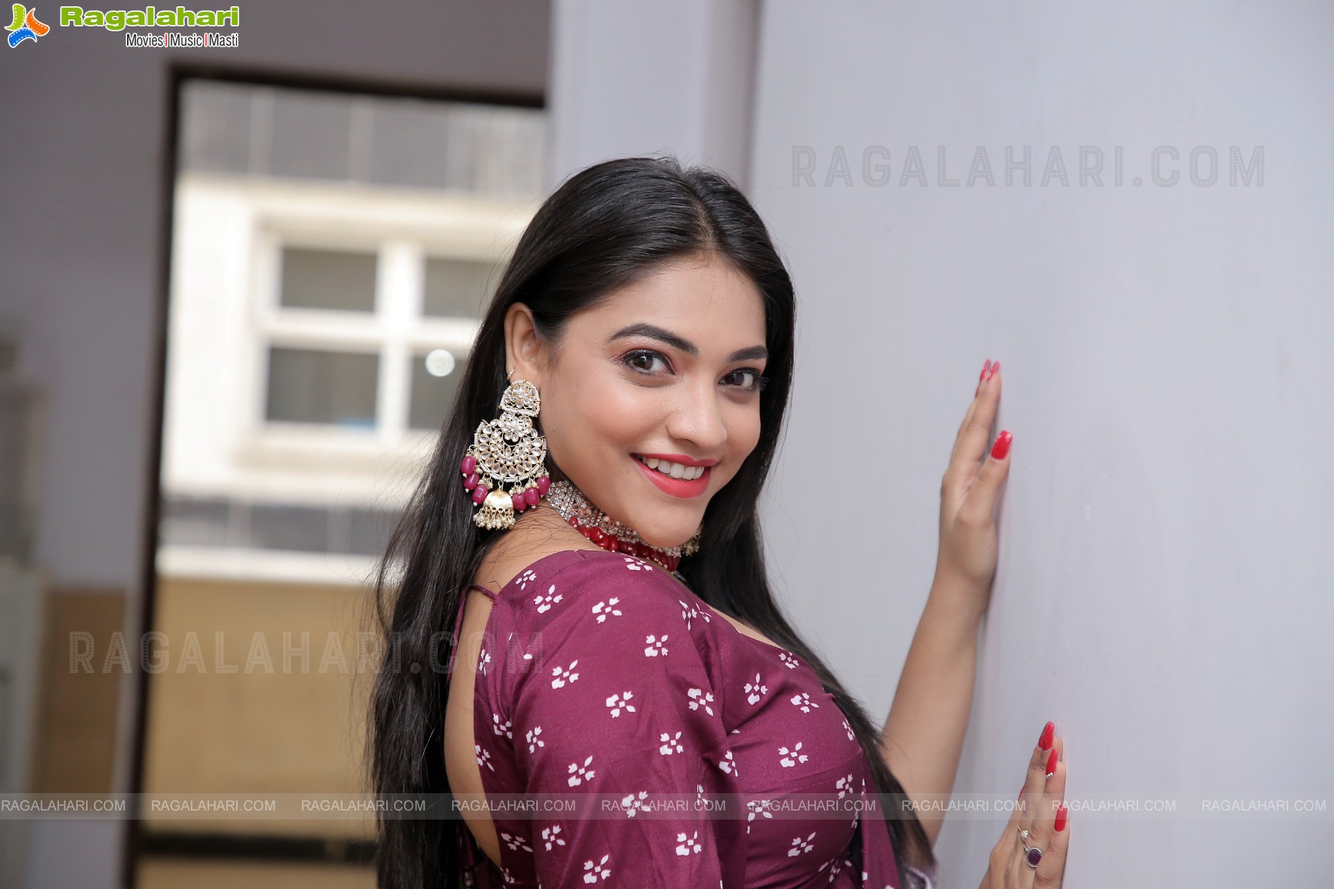 Ishwarya Vullingala Latest Stunning Stills, HD Photo Gallery