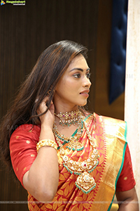 Kamakshi Bhaskarla Poses With Jewellery