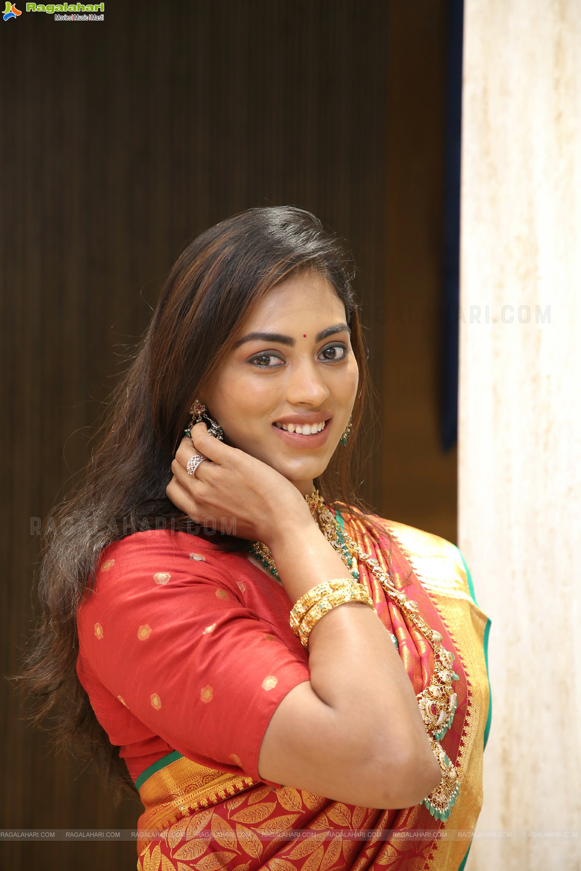 Kamakshi Bhaskarla Poses With Jewellery, HD Photo Gallery