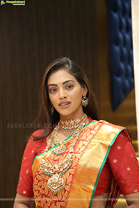 Kamakshi Bhaskarla Poses With Jewellery