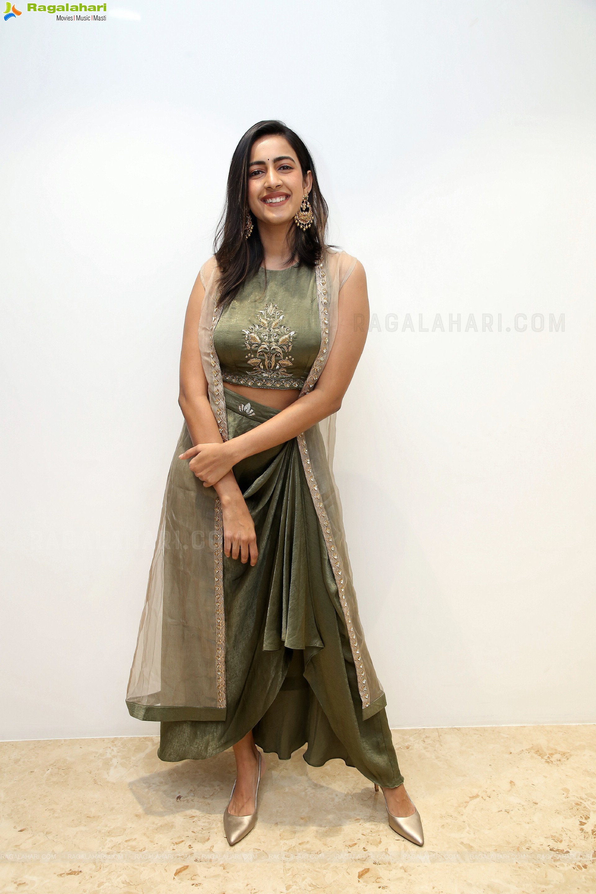 Niharika Konidela Poses With Jewellery, HD Photo Gallery