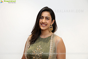 Niharika Konidela Poses With Jewellery