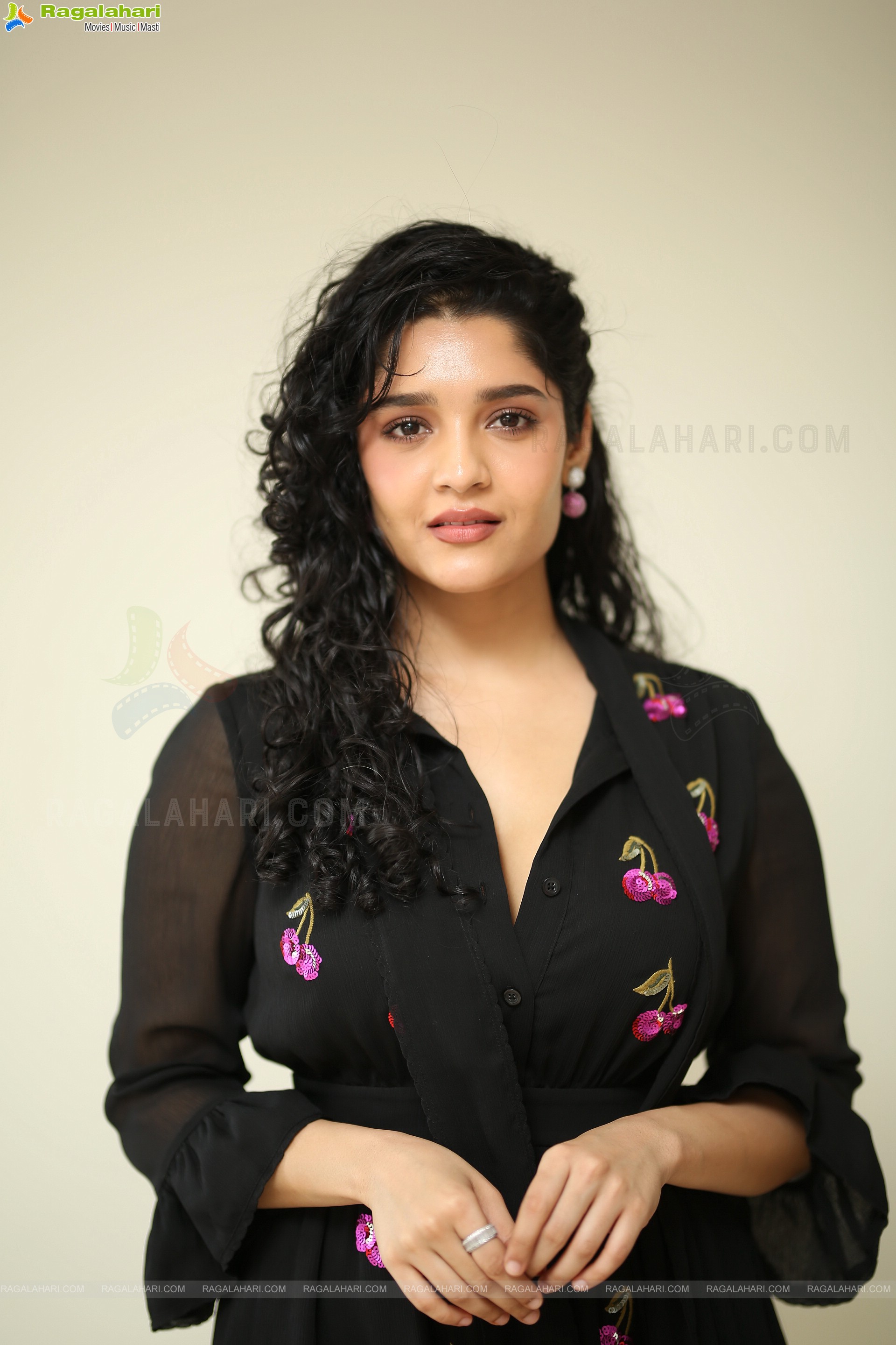 Ritika Singh at In Car Movie Press Meet, HD Photo Gallery