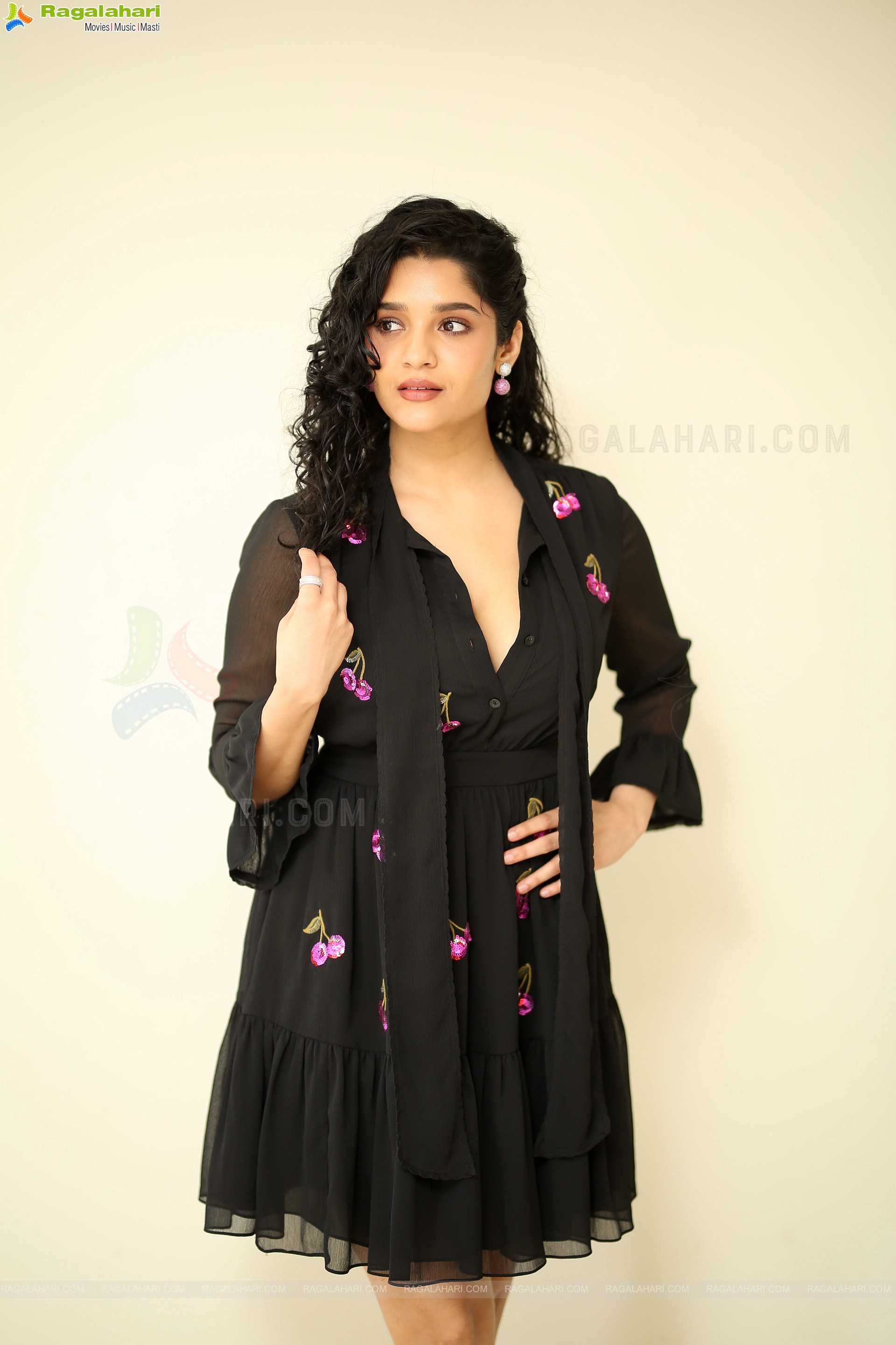 Ritika Singh at In Car Movie Press Meet, HD Photo Gallery