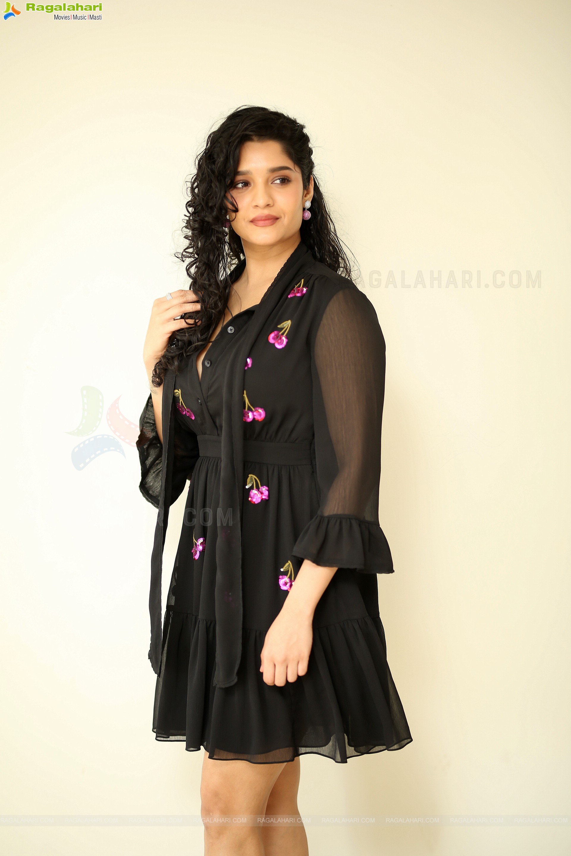 Ritika Singh at In Car Movie Press Meet, HD Photo Gallery