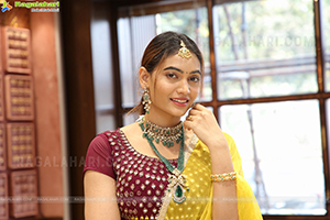 Spandana Palli Poses With Jewellery