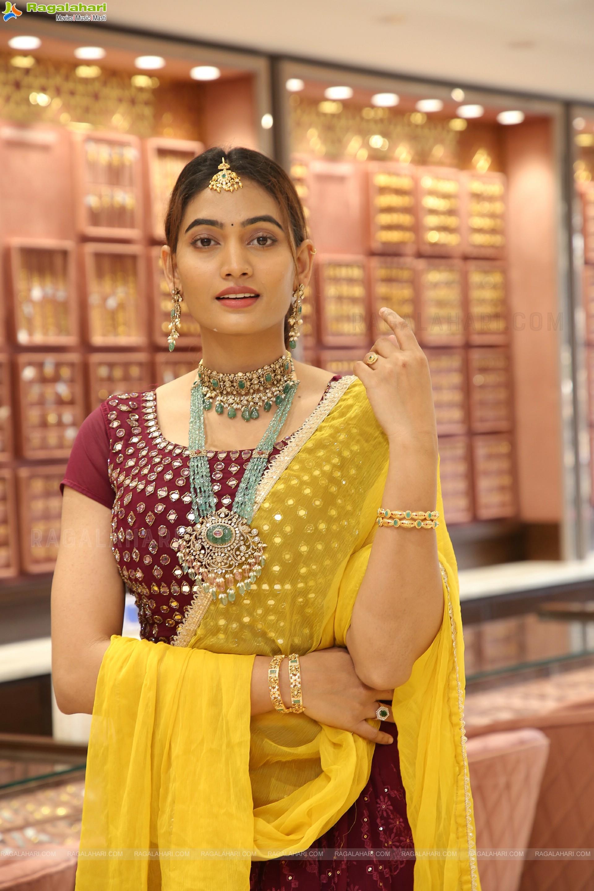 Spandana Palli Poses With Jewellery, HD Photo Gallery