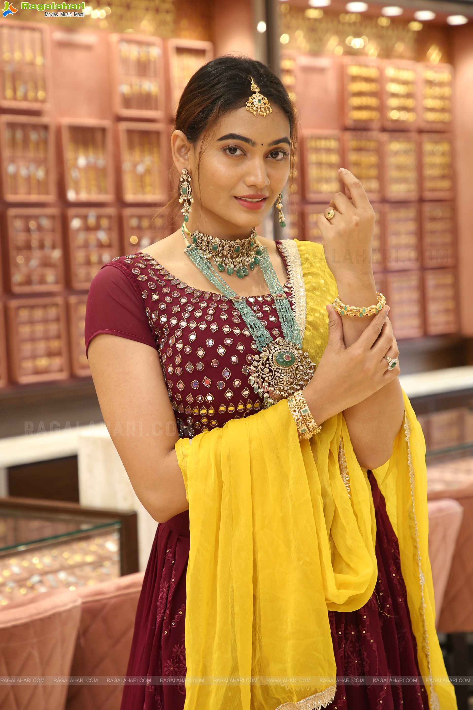 Spandana Palli Poses With Jewellery, HD Photo Gallery