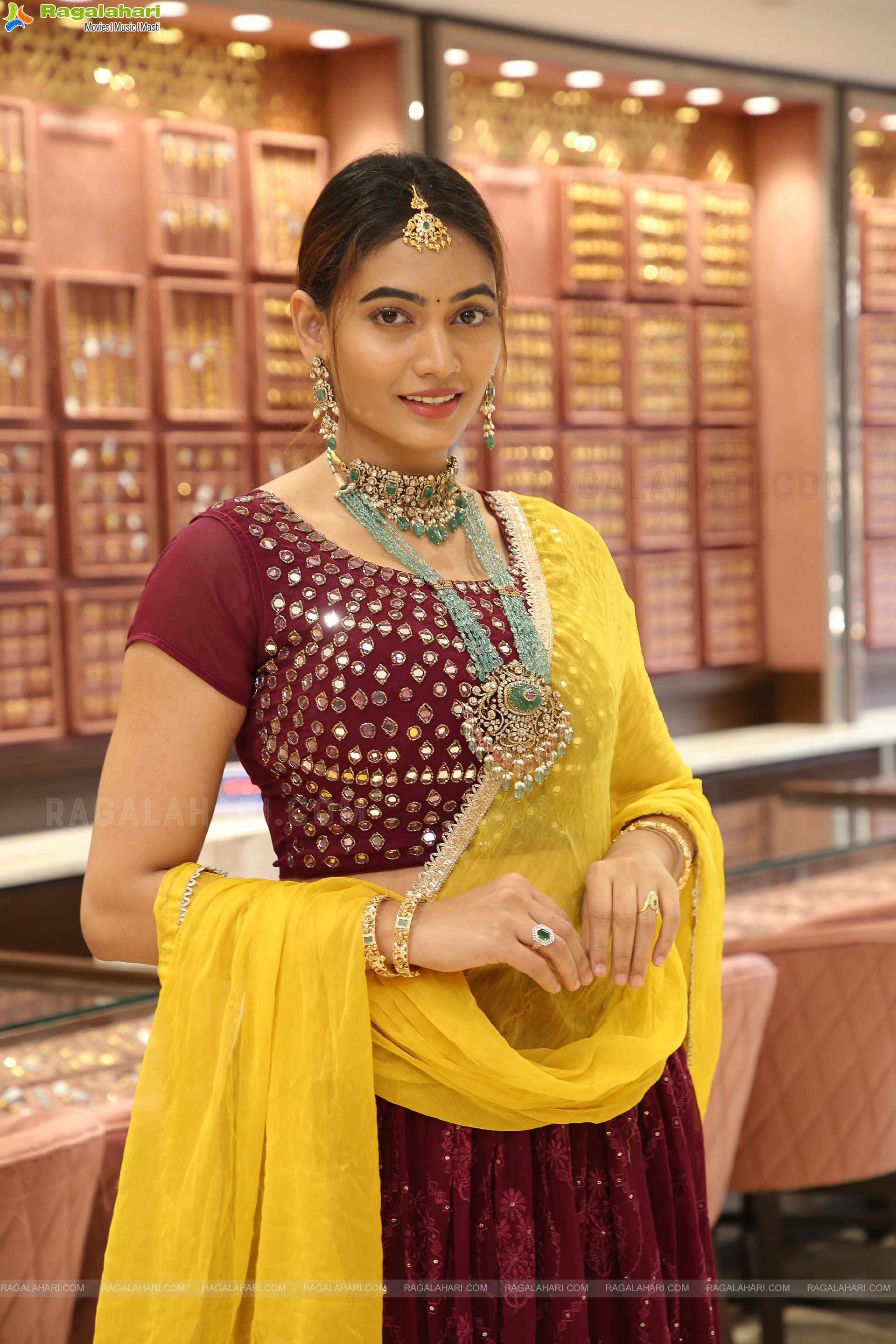 Spandana Palli Poses With Jewellery, HD Photo Gallery