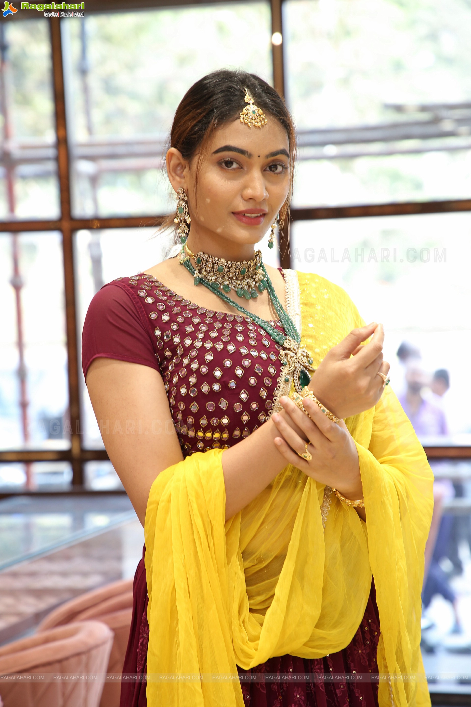 Spandana Palli Poses With Jewellery, HD Photo Gallery