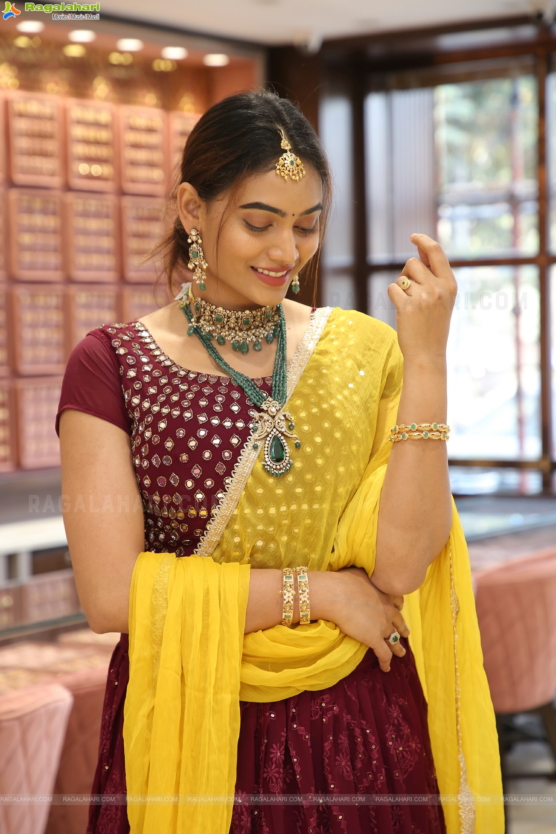 Spandana Palli Poses With Jewellery, HD Photo Gallery