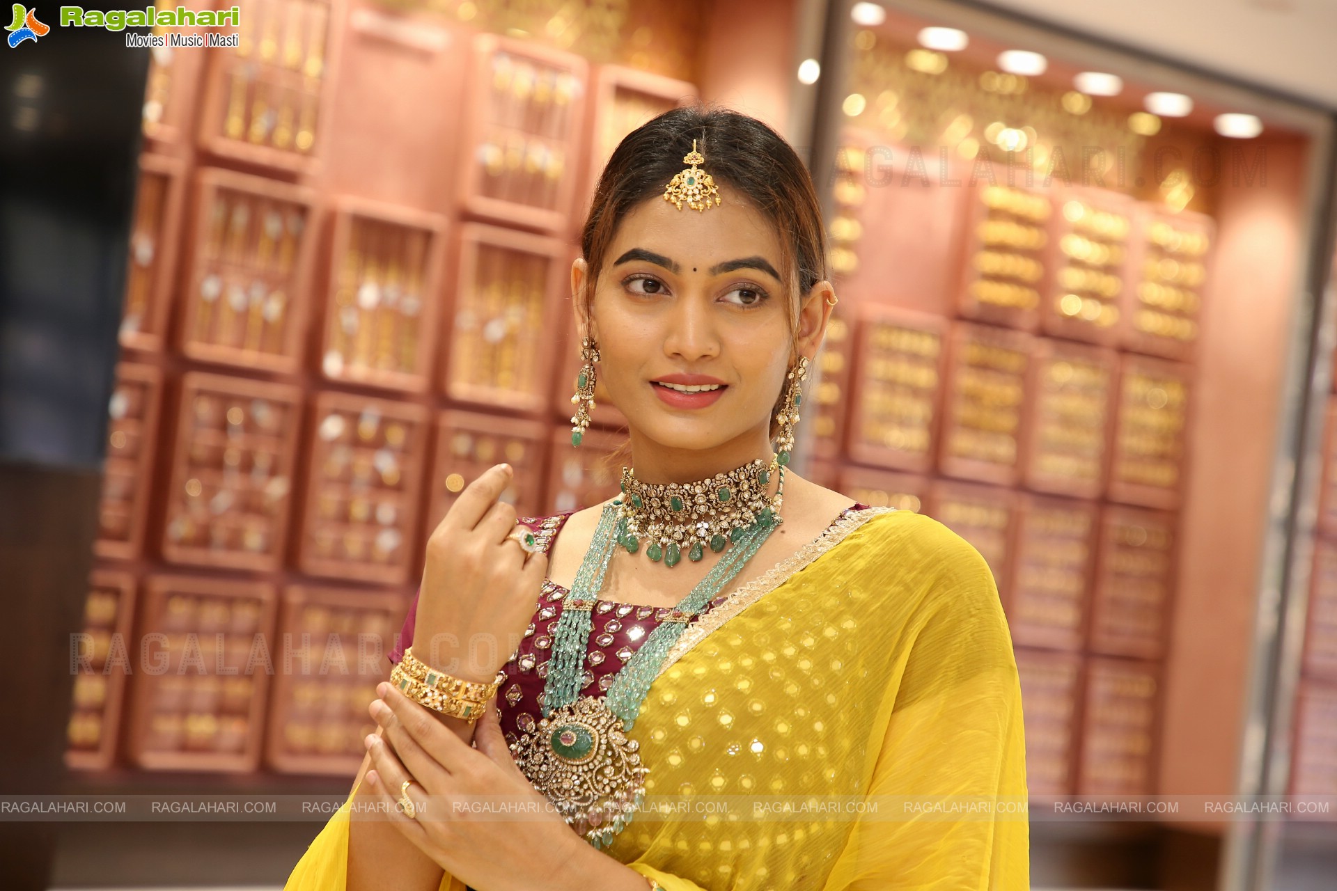 Spandana Palli Poses With Jewellery, HD Photo Gallery