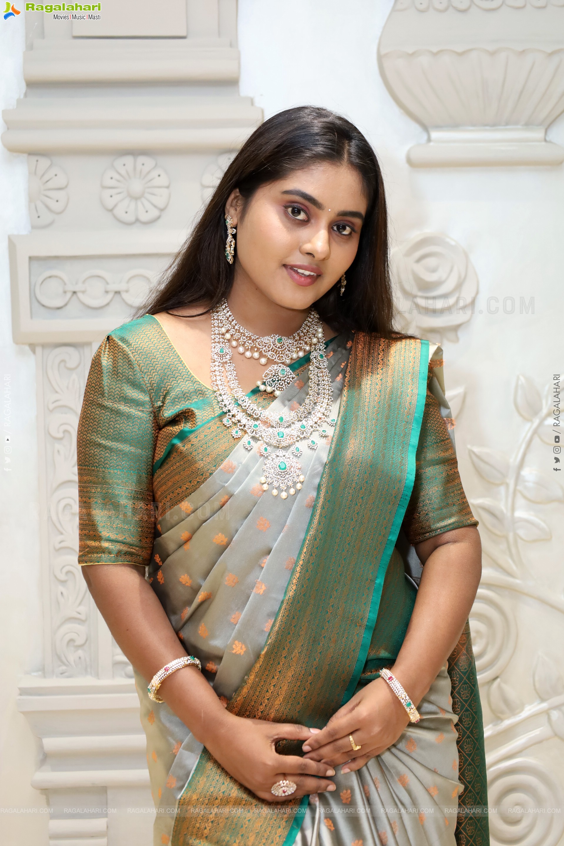 Bindhu Krishna Latest Stills in Saree, HD Gallery