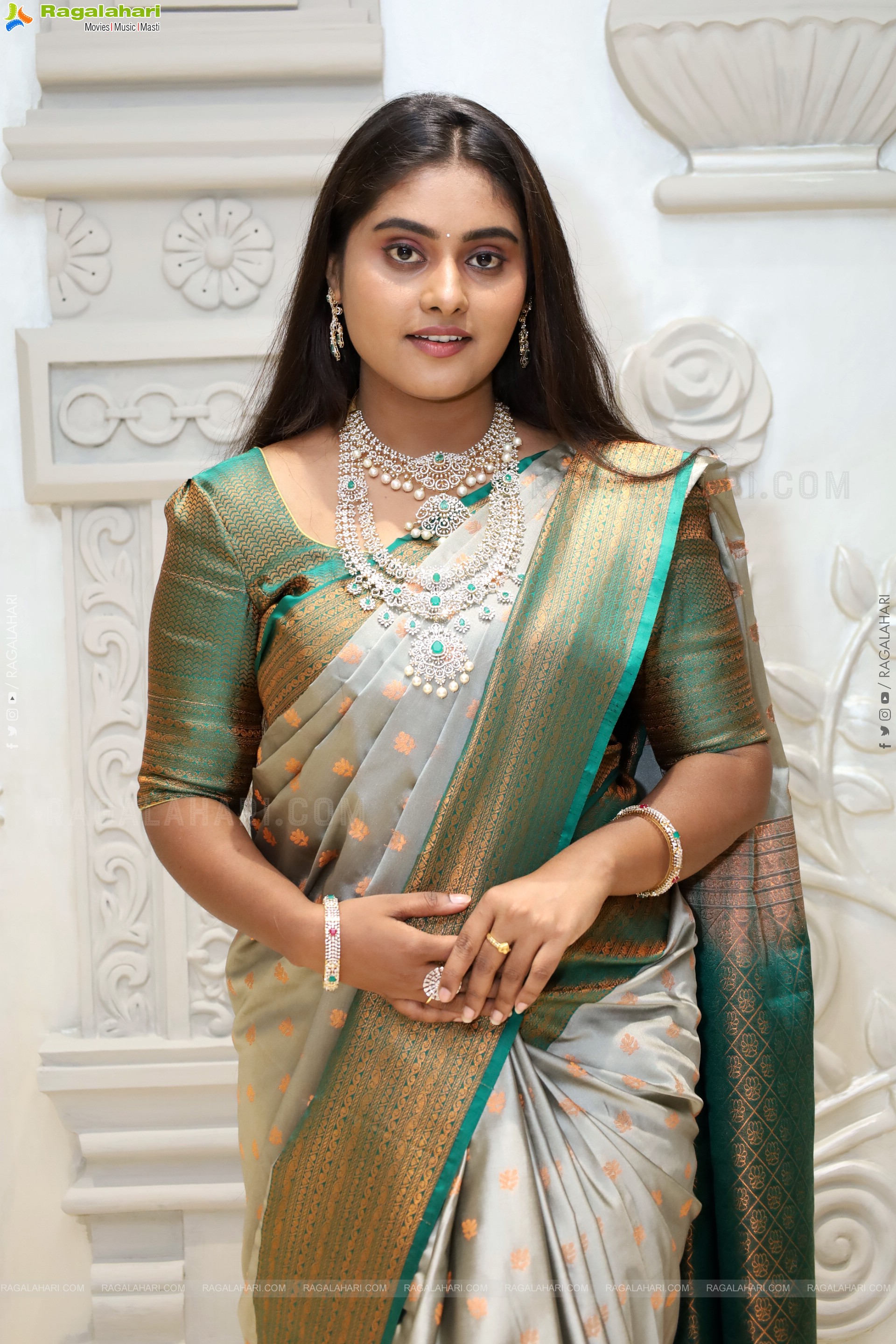 Bindhu Krishna Latest Stills in Saree, HD Gallery