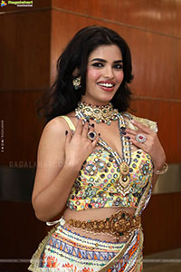 Urmila Chauhan Poses with Jewellery, HD Gallery