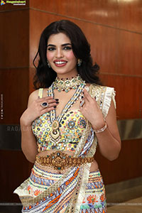 Urmila Chauhan Poses with Jewellery, HD Gallery