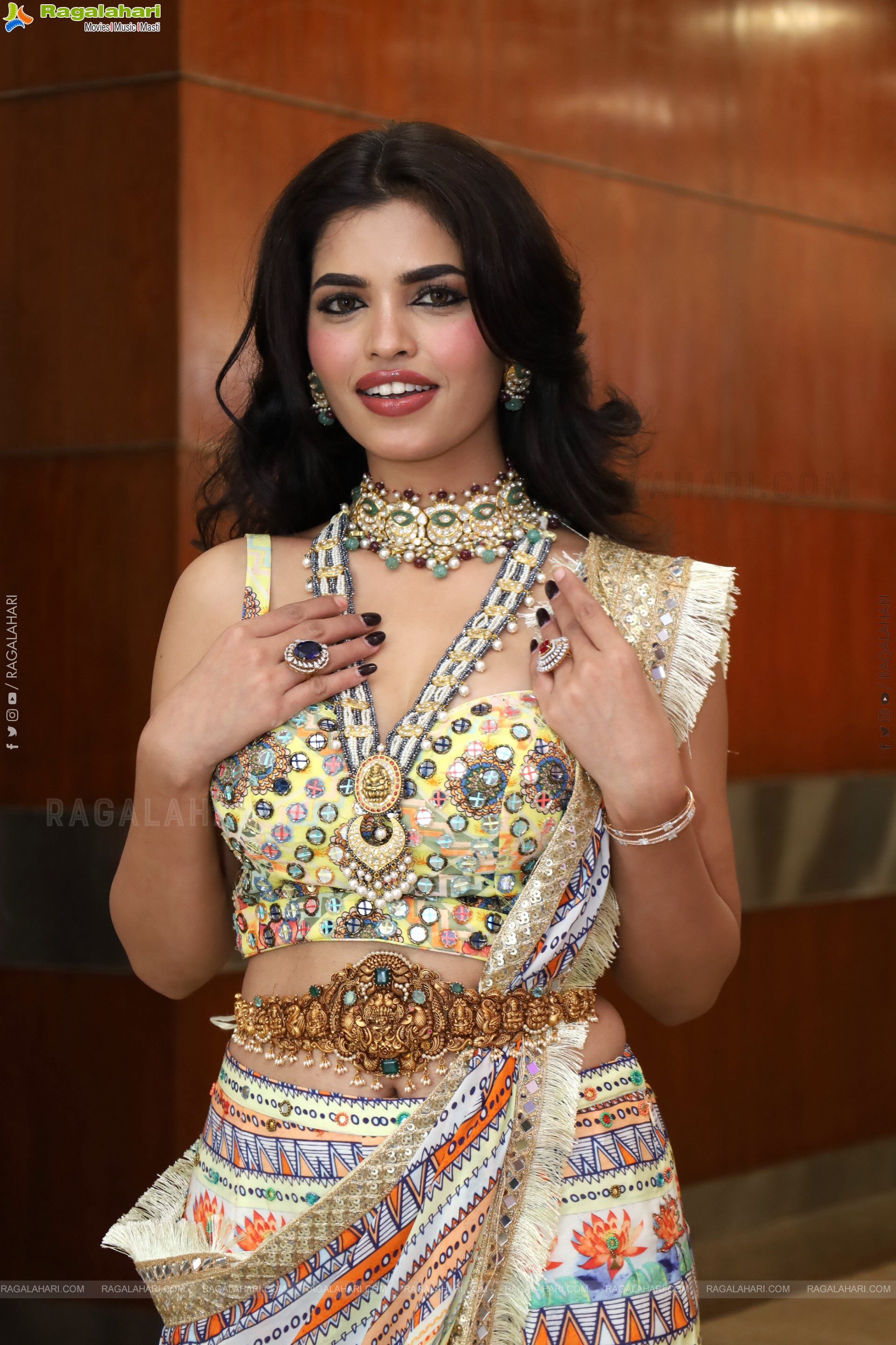 Urmila Chauhan Poses with Jewellery, HD Gallery