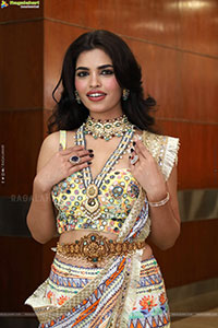 Urmila Chauhan Poses with Jewellery, HD Gallery